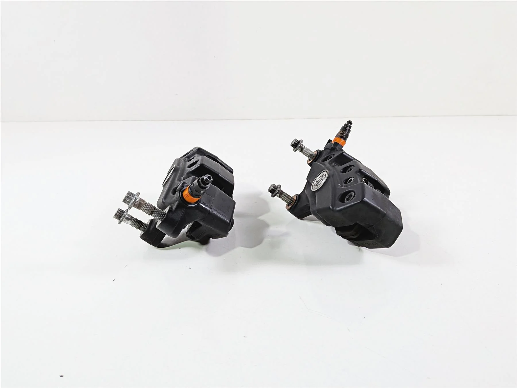 2017 Harley Touring FLHXS Street Glide Front Brake Caliper Set 43027-08 44023-08 - Image 5