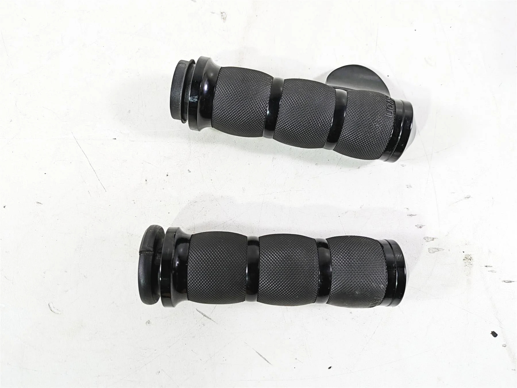 2017 Harley Touring FLTRXS Road Glide Avon Air Cushion Hand Grips AIR-90-AN-B-FL - Image 5