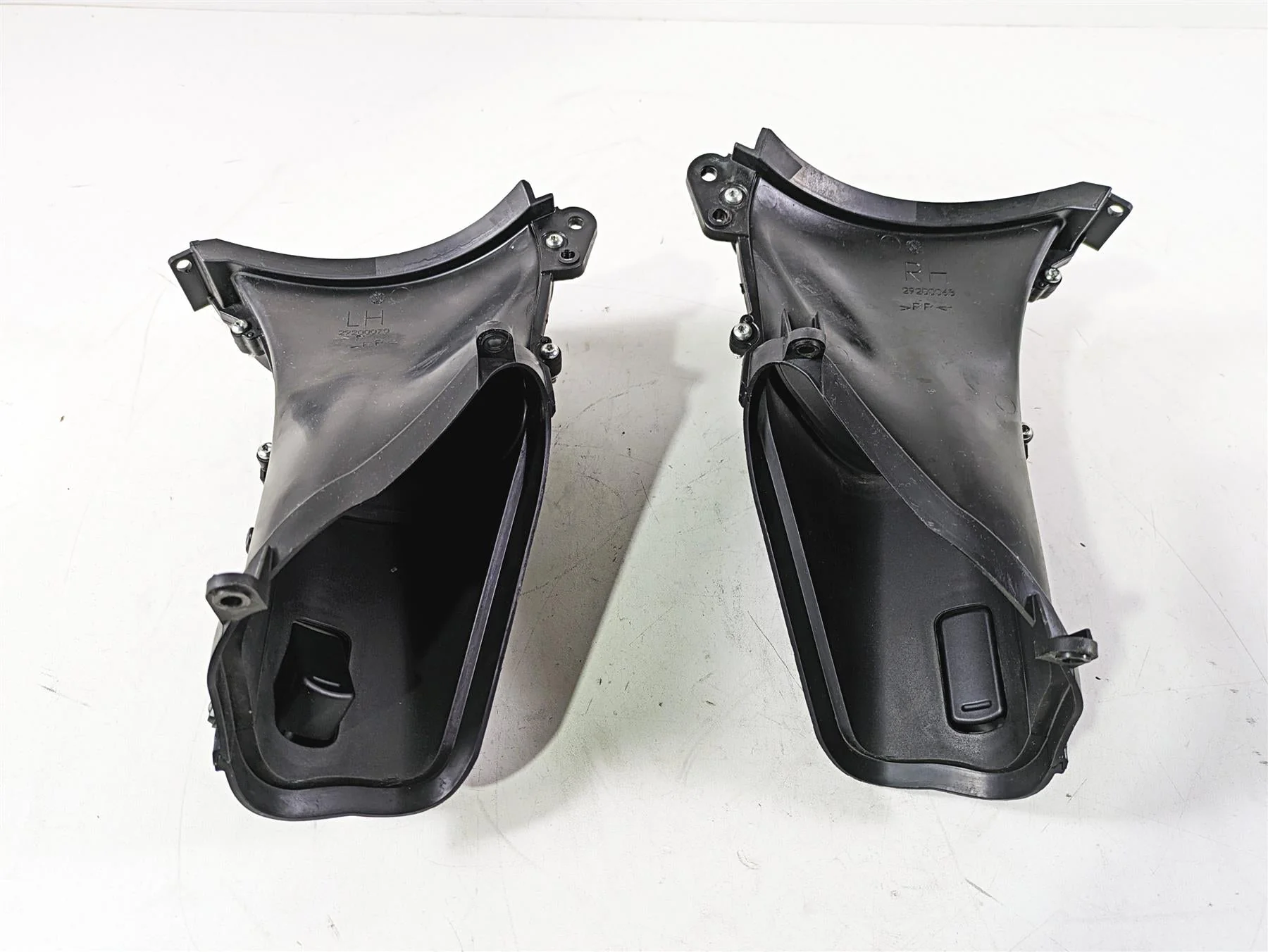 2017 Harley Touring FLTRXS Road Glide Front Air Inlet Duct Set 29200072