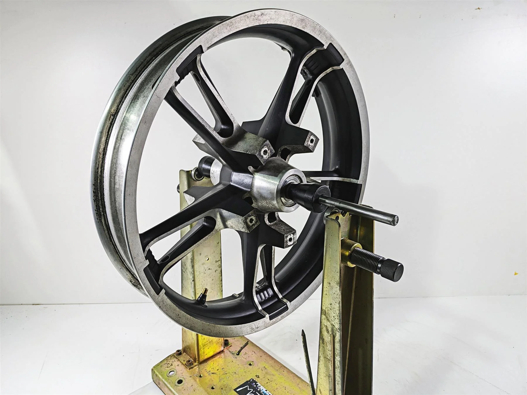 2017 Harley Touring FLTRXS Road Glide Front Wheel Enforcer 19x3.5 -READ 43300027 - Image 11