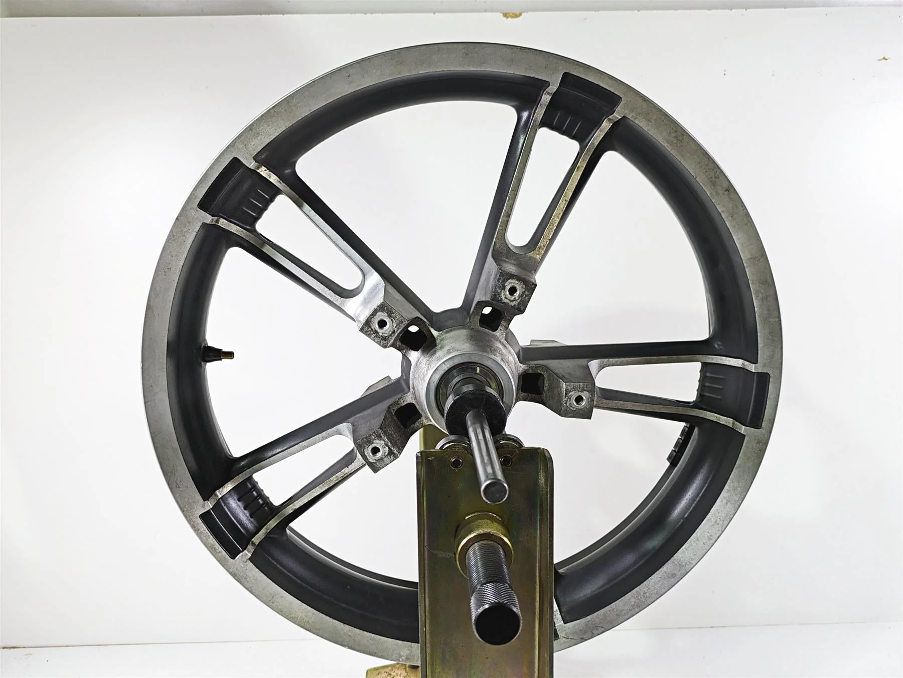 2017 Harley Touring FLTRXS Road Glide Front Wheel Enforcer 19x3.5 -READ 43300027 - Image 6