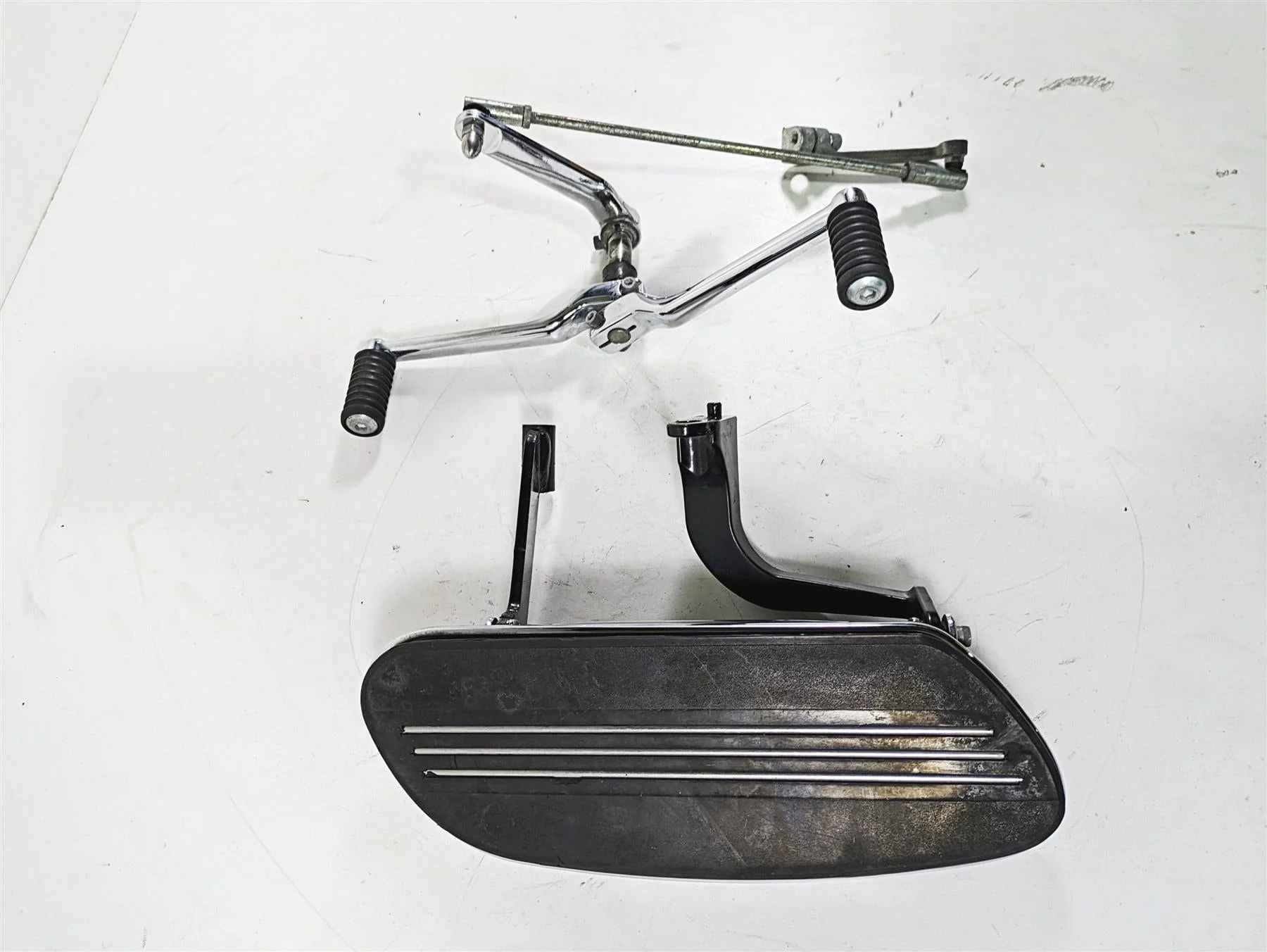 2017 Harley Touring FLTRXS Road Glide Left Front Floor Board & Shifter 50688-04