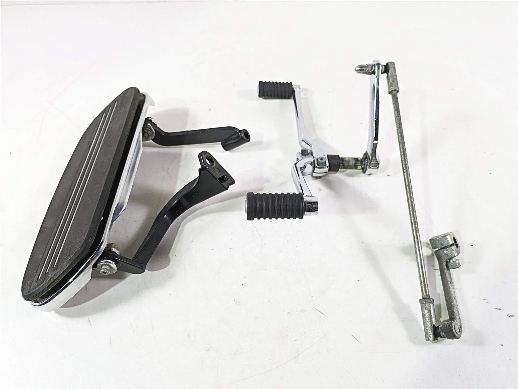 2017 Harley Touring FLTRXS Road Glide Left Front Floor Board & Shifter 50688-04 - Image 12