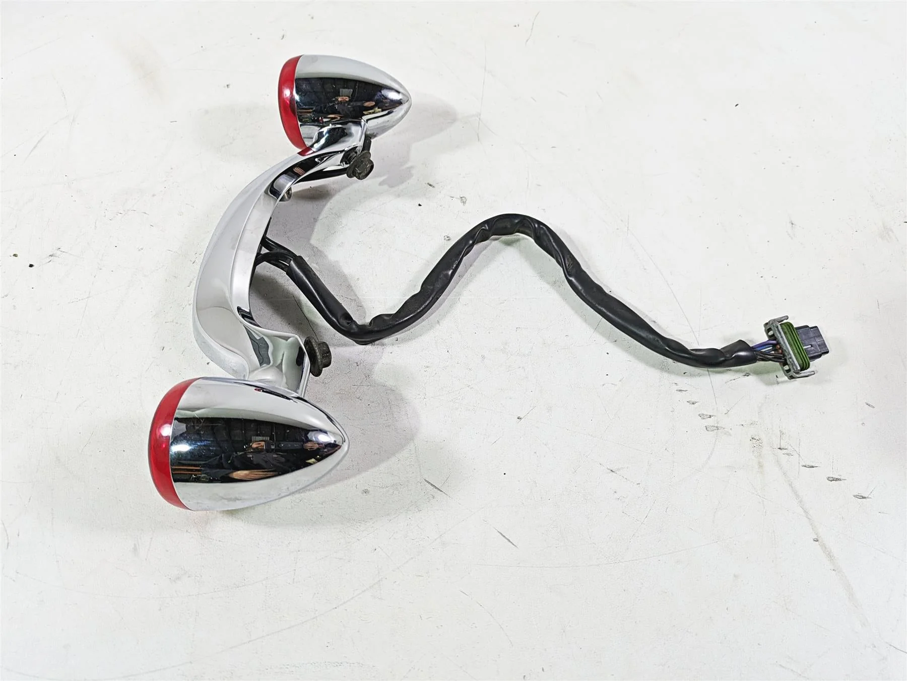 2017 Harley Touring FLTRXS Road Glide Rear Blinker Bar Assembly 73309-10 - Image 2