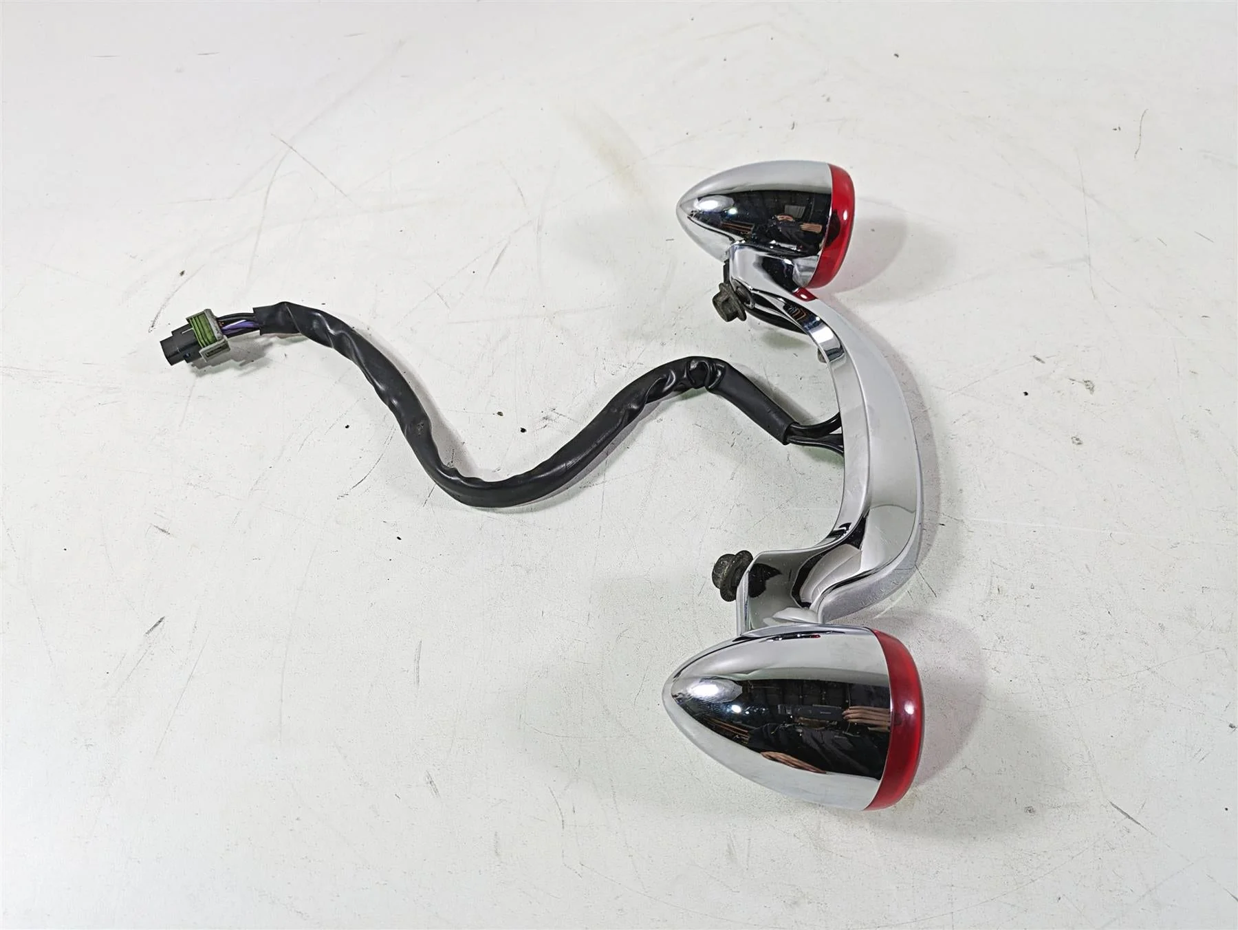 2017 Harley Touring FLTRXS Road Glide Rear Blinker Bar Assembly 73309-10 - Image 4