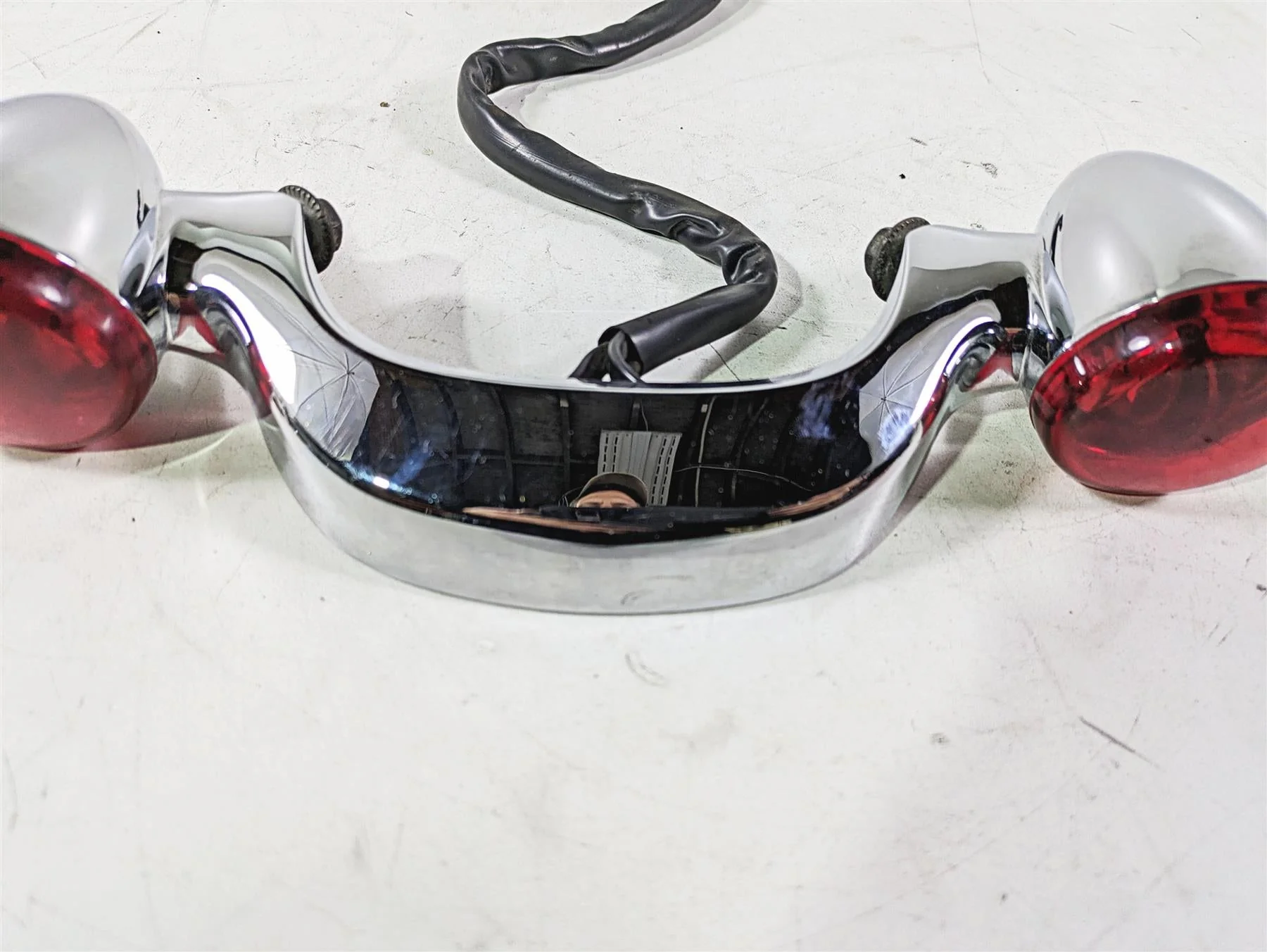 2017 Harley Touring FLTRXS Road Glide Rear Blinker Bar Assembly 73309-10 - Image 9