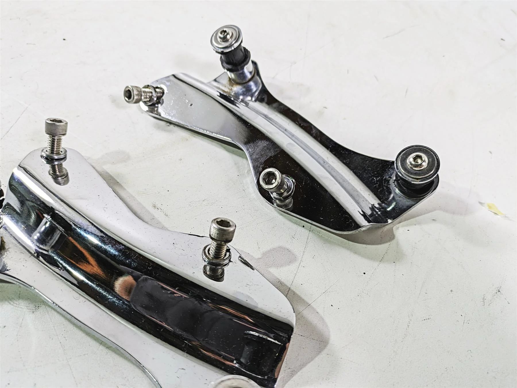 2017 Harley Touring FLTRXS Road Glide Rear Luggage Rack Quick Release 52300353 - Image 9