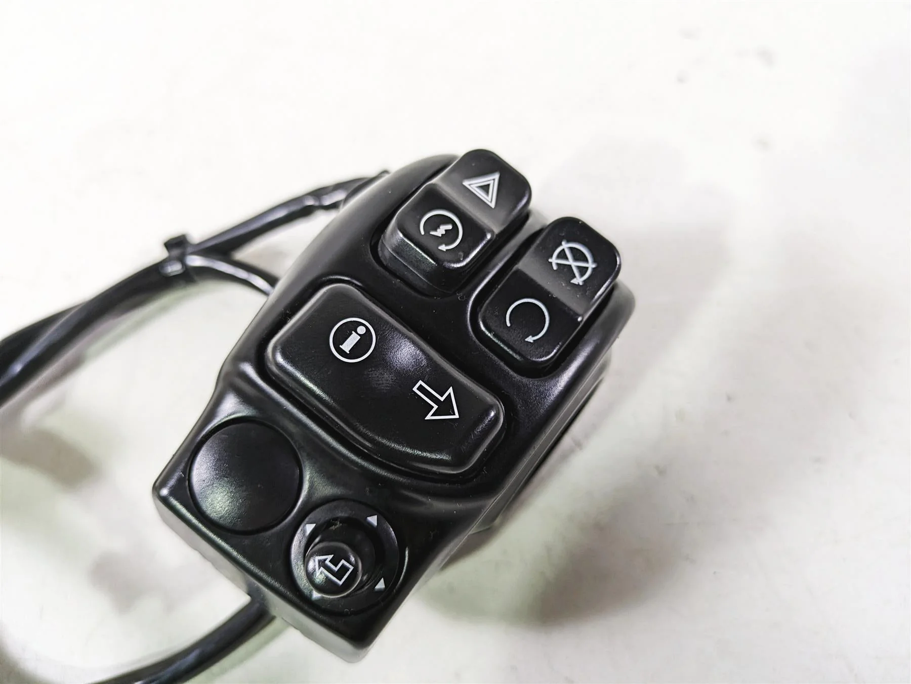 2017 Harley Touring FLTRXS Road Glide Right Hand Control Switch 71500129C - Image 11