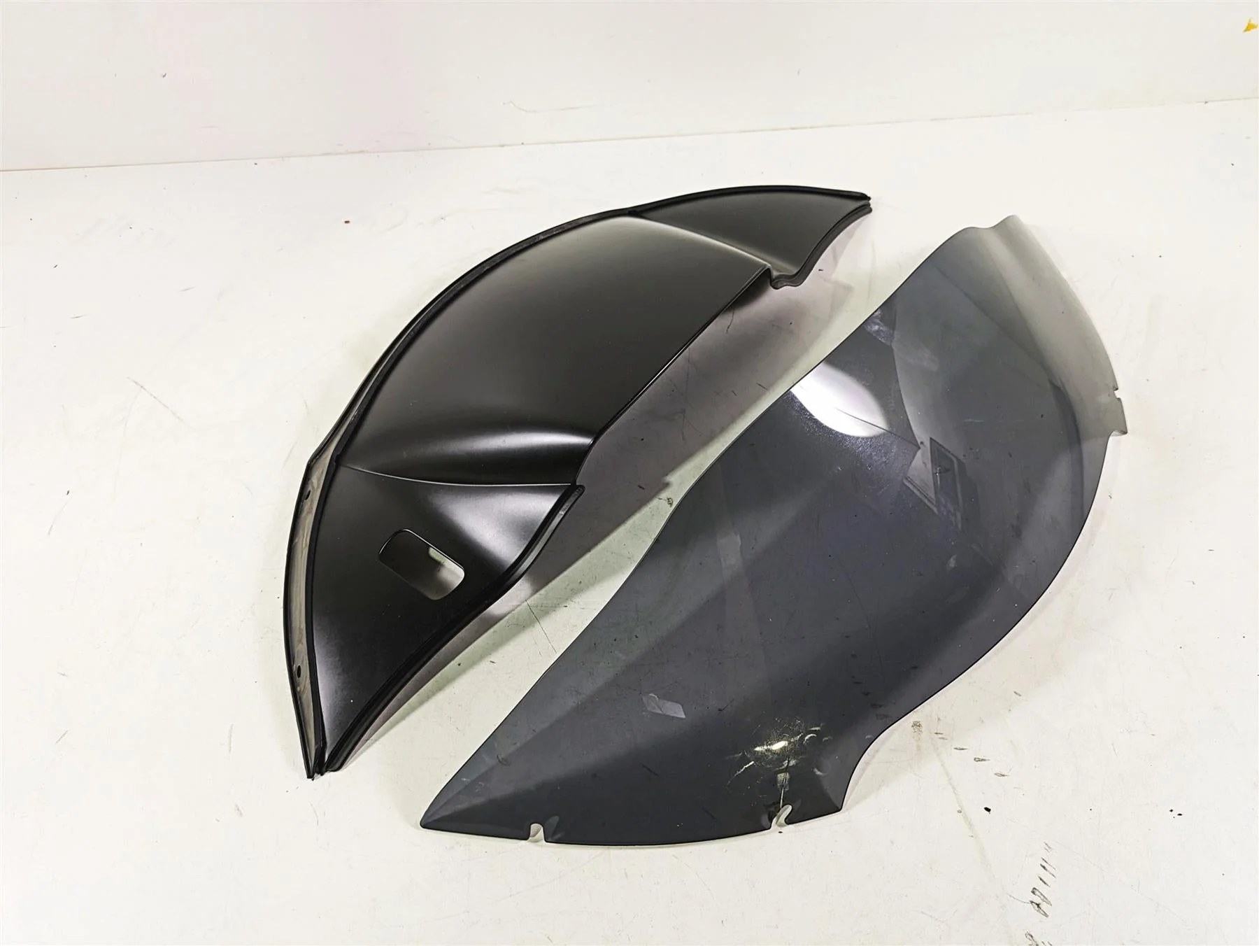 2017 Harley Touring FLTRXS Road Glide Windshield & Trim Air Duct -Read 29200042
