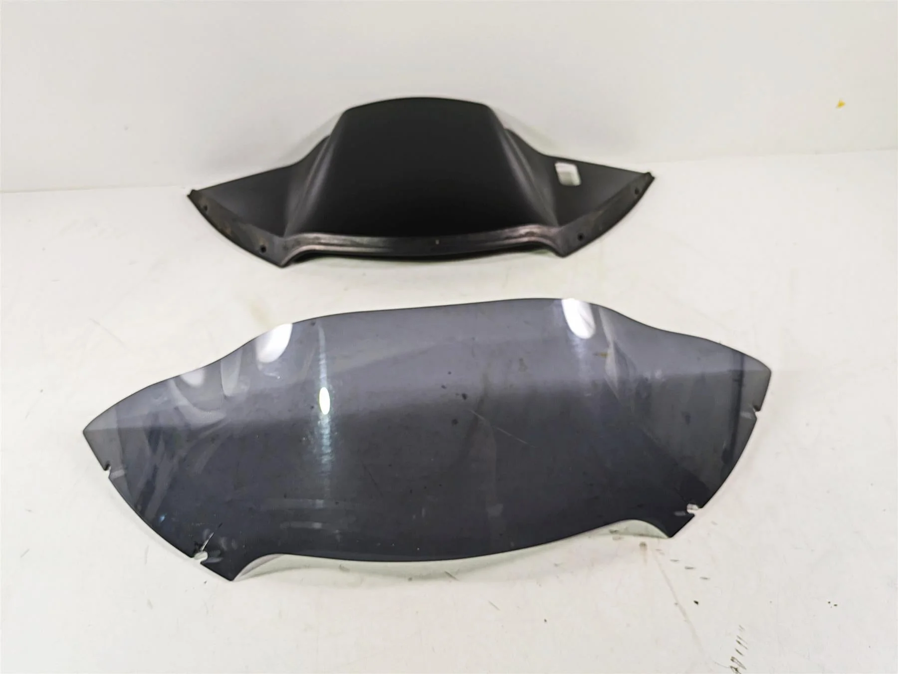 2017 Harley Touring FLTRXS Road Glide Windshield & Trim Air Duct -Read 29200042 - Image 2