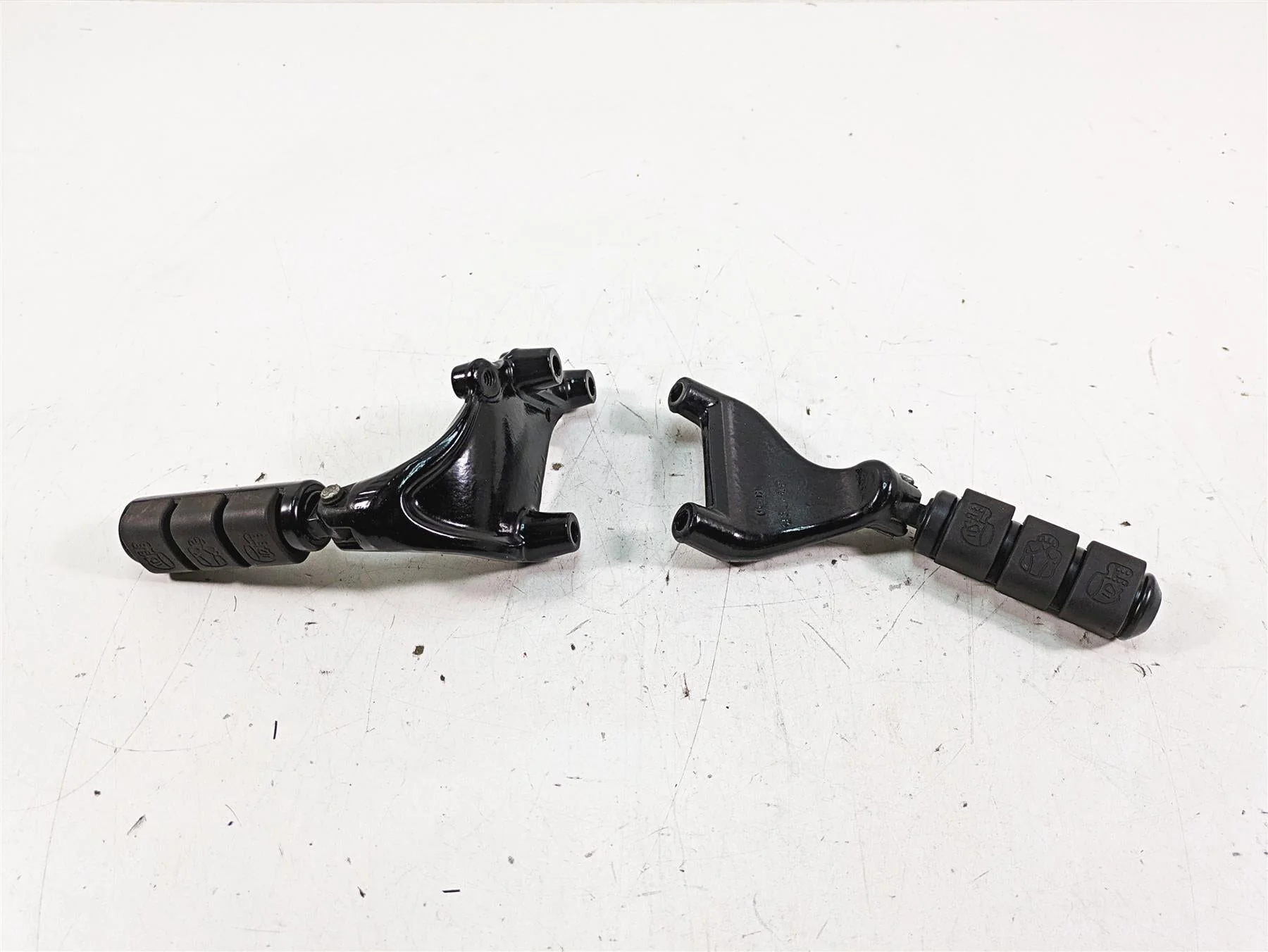 2017 Harley XL883 N Sportster Iron Rear Passenger Footpeg Rest Set 49315-04