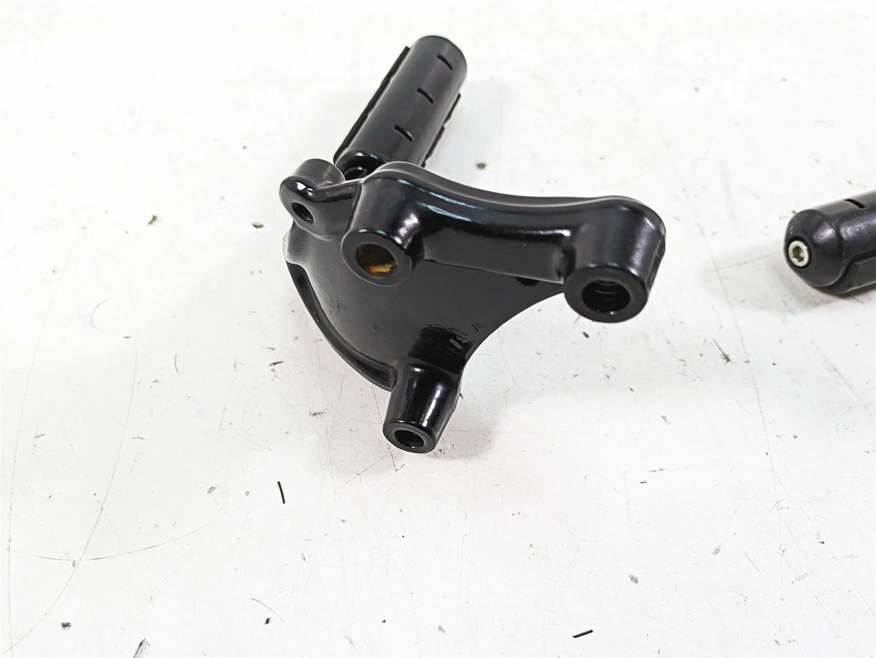 2017 Harley XL883 N Sportster Iron Rear Passenger Footpeg Rest Set 49315-04 - Image 11