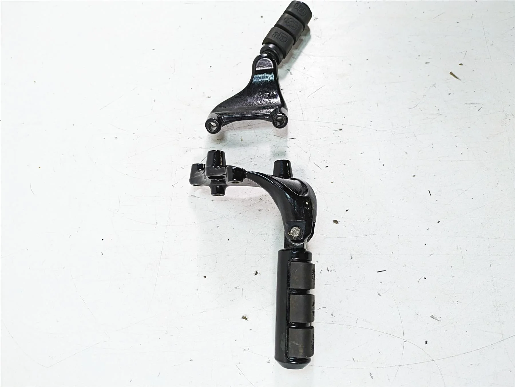 2017 Harley XL883 N Sportster Iron Rear Passenger Footpeg Rest Set 49315-04 - Image 2