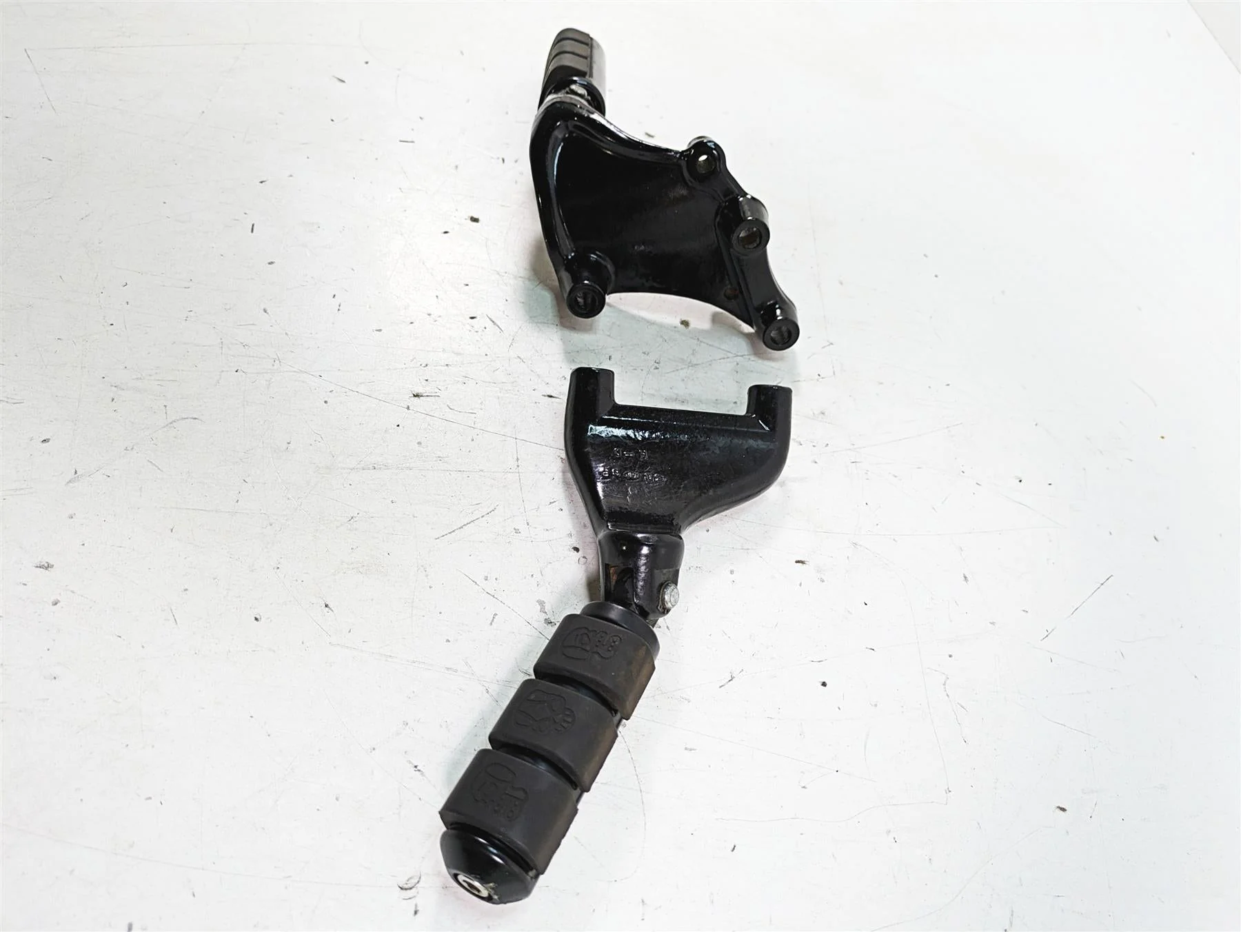 2017 Harley XL883 N Sportster Iron Rear Passenger Footpeg Rest Set 49315-04 - Image 3