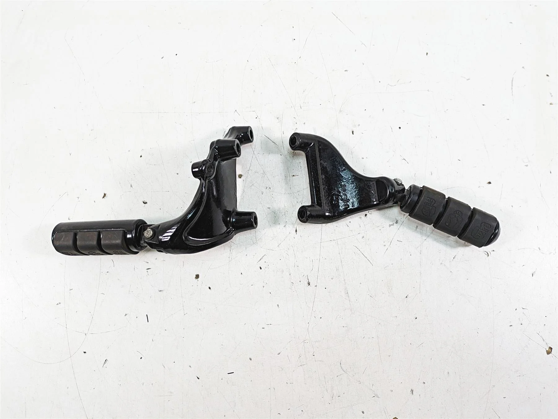 2017 Harley XL883 N Sportster Iron Rear Passenger Footpeg Rest Set 49315-04 - Image 4