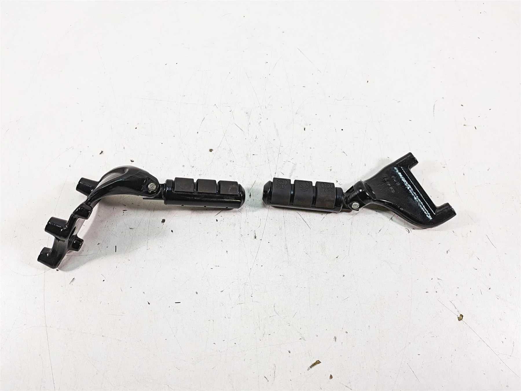 2017 Harley XL883 N Sportster Iron Rear Passenger Footpeg Rest Set 49315-04 - Image 5