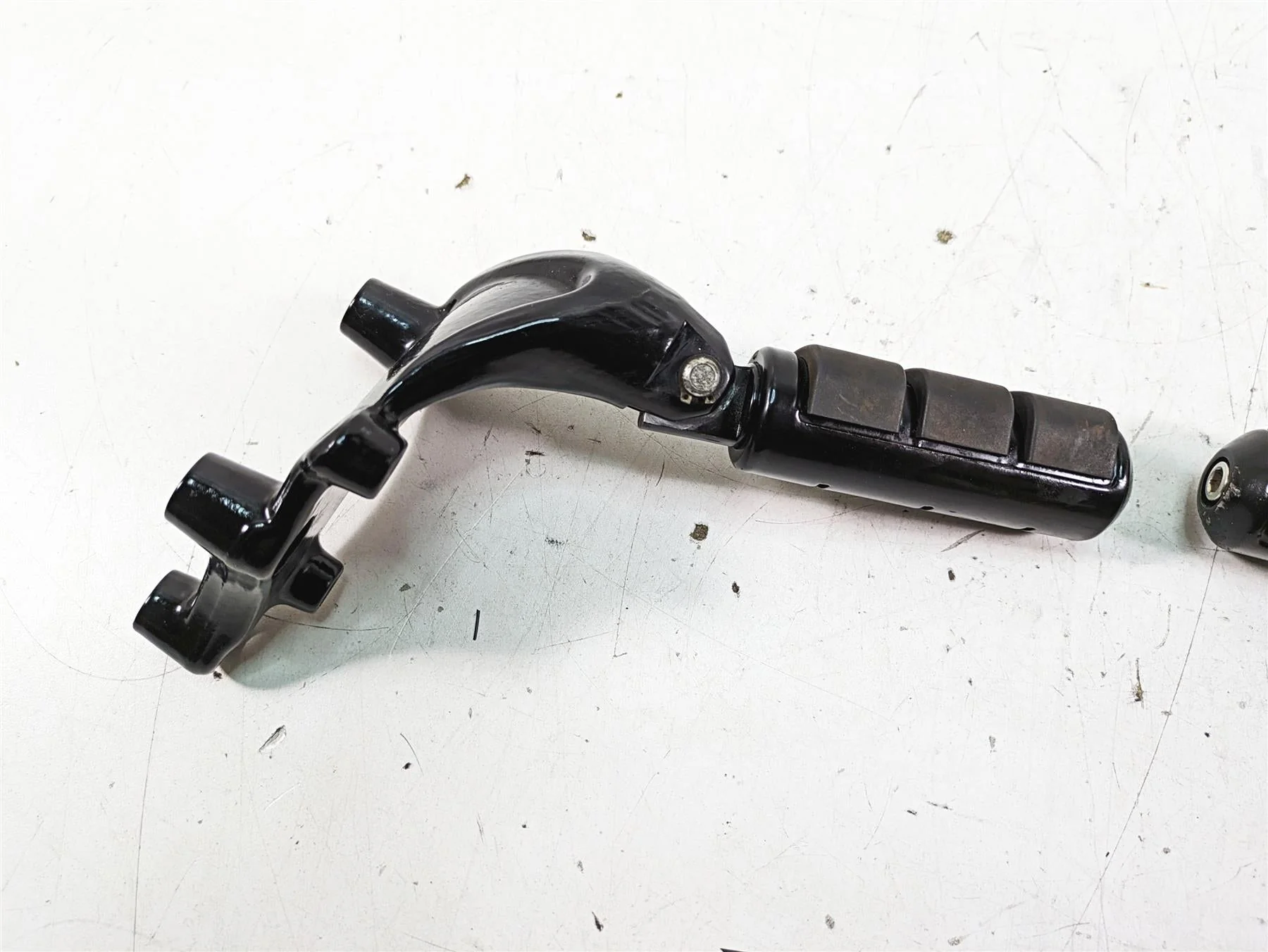 2017 Harley XL883 N Sportster Iron Rear Passenger Footpeg Rest Set 49315-04 - Image 7