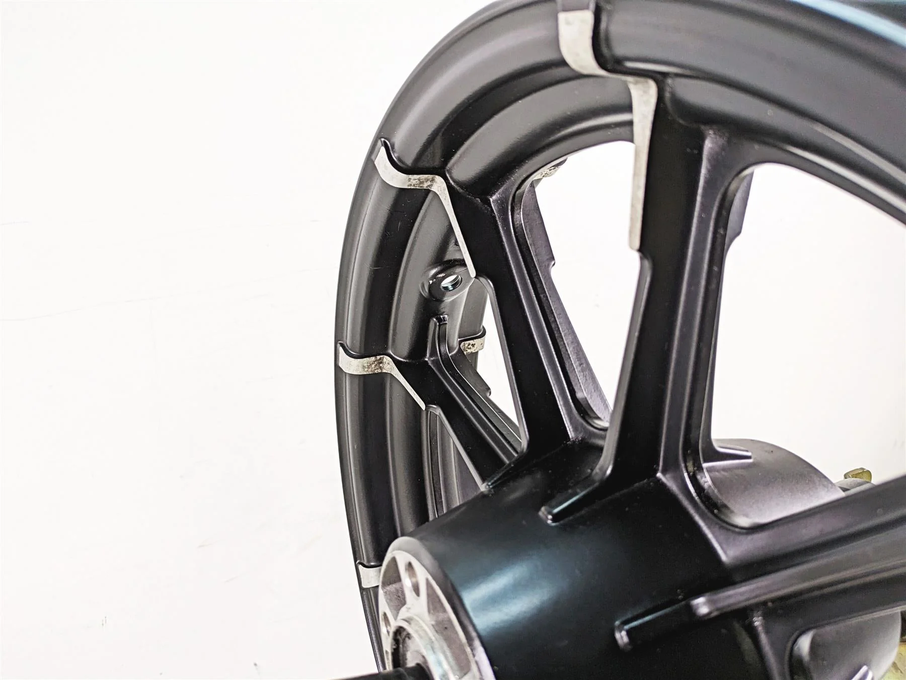 2017 Harley XL883 N Sportster Iron Straight 16x3 Rear Wheel Rim 40900402 - Image 8