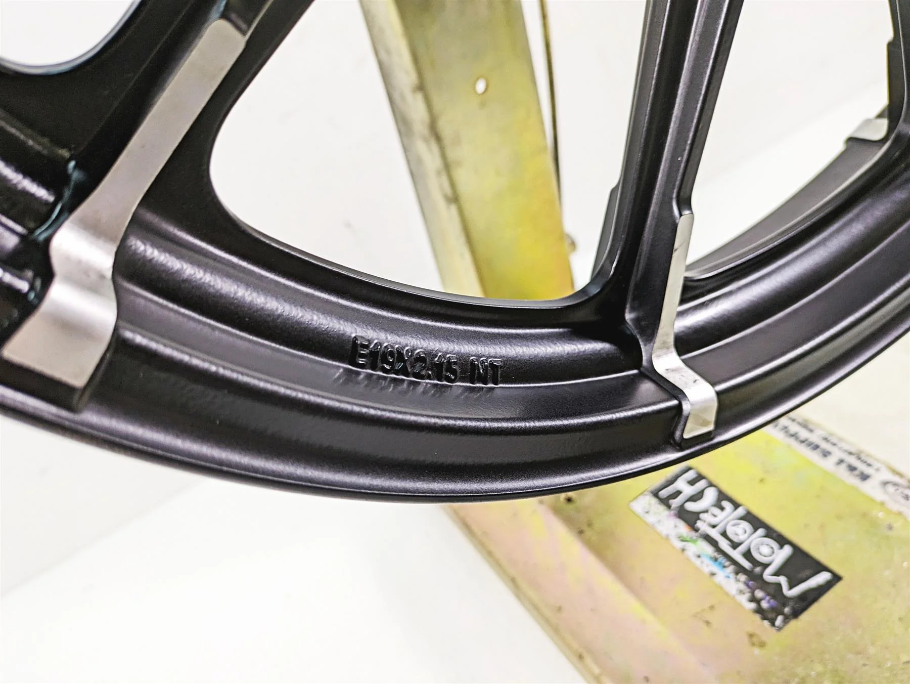 2017 Harley XL883 N Sportster Iron Straight 19x2.15 Front Wheel 9 Spoke 43300394 - Image 5