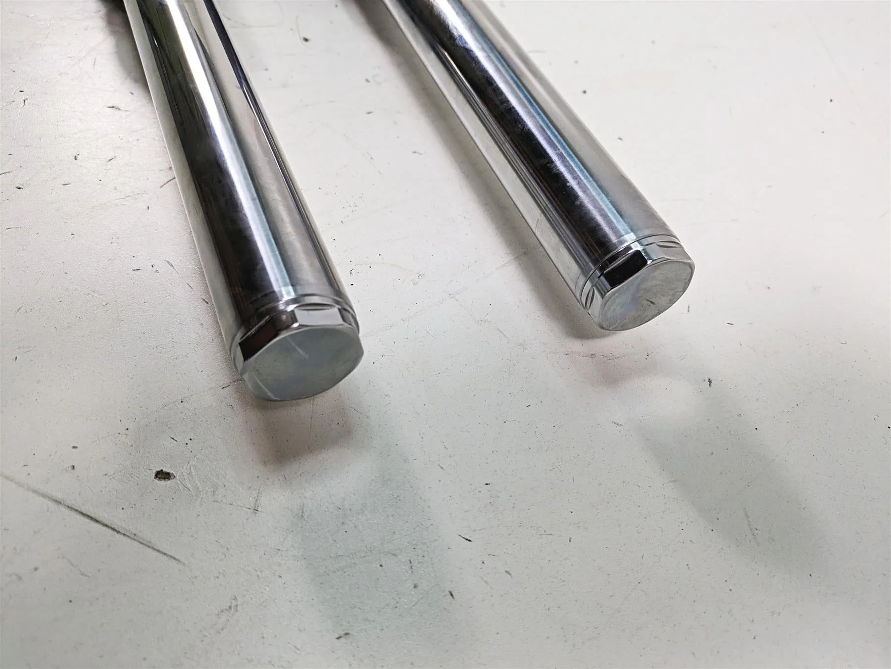 2017 Harley XL883 N Sportster Iron Straight Front Fork Legs 39Mm 45400087 - Image 6