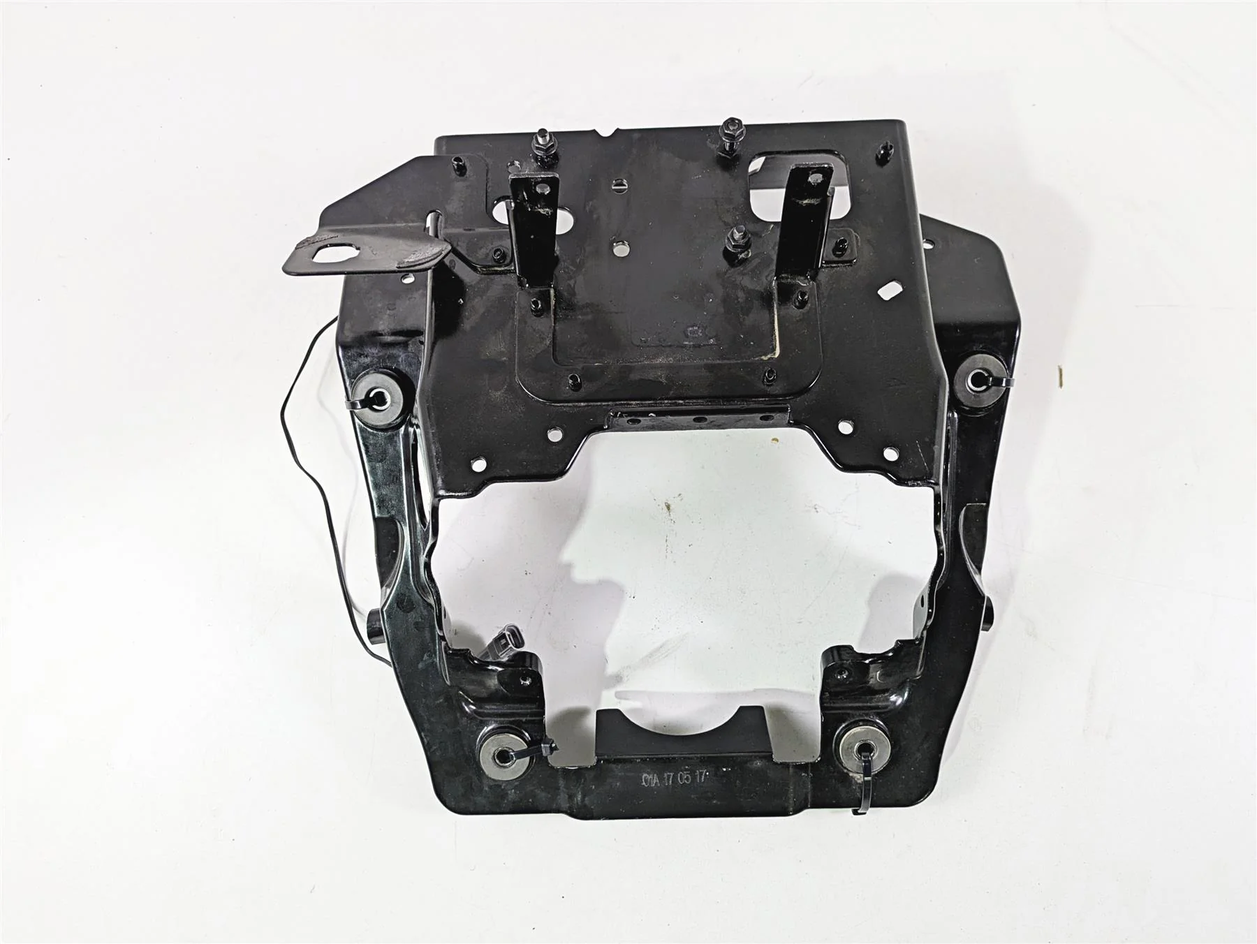2017 Indian Chieftain Limited Front Fairing Stay Holder Carrier 1022608 - Image 9