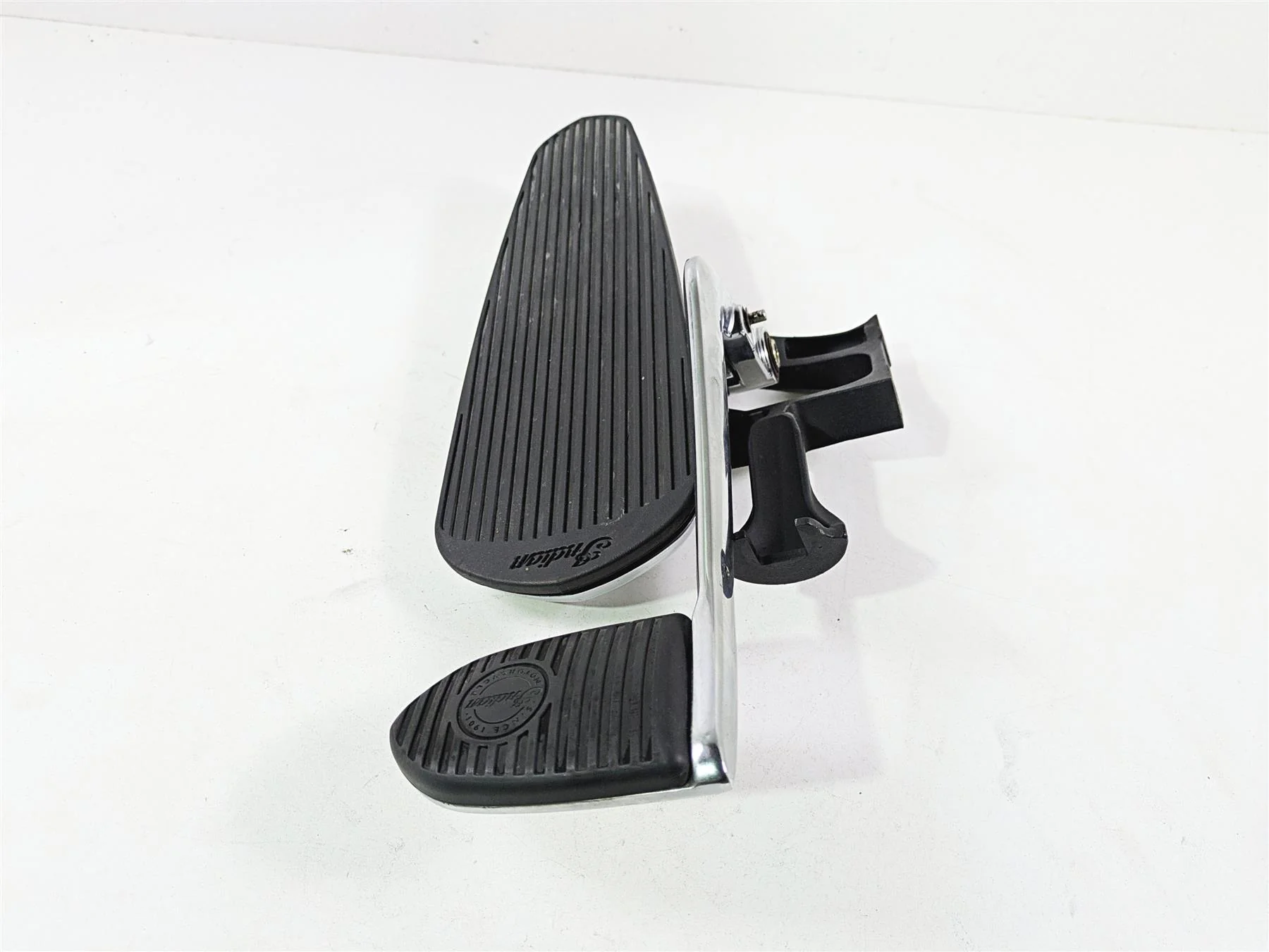 2017 Indian Chieftain Limited Right Floor Board & Brake Pedal 5138848 1019864 - Image 2