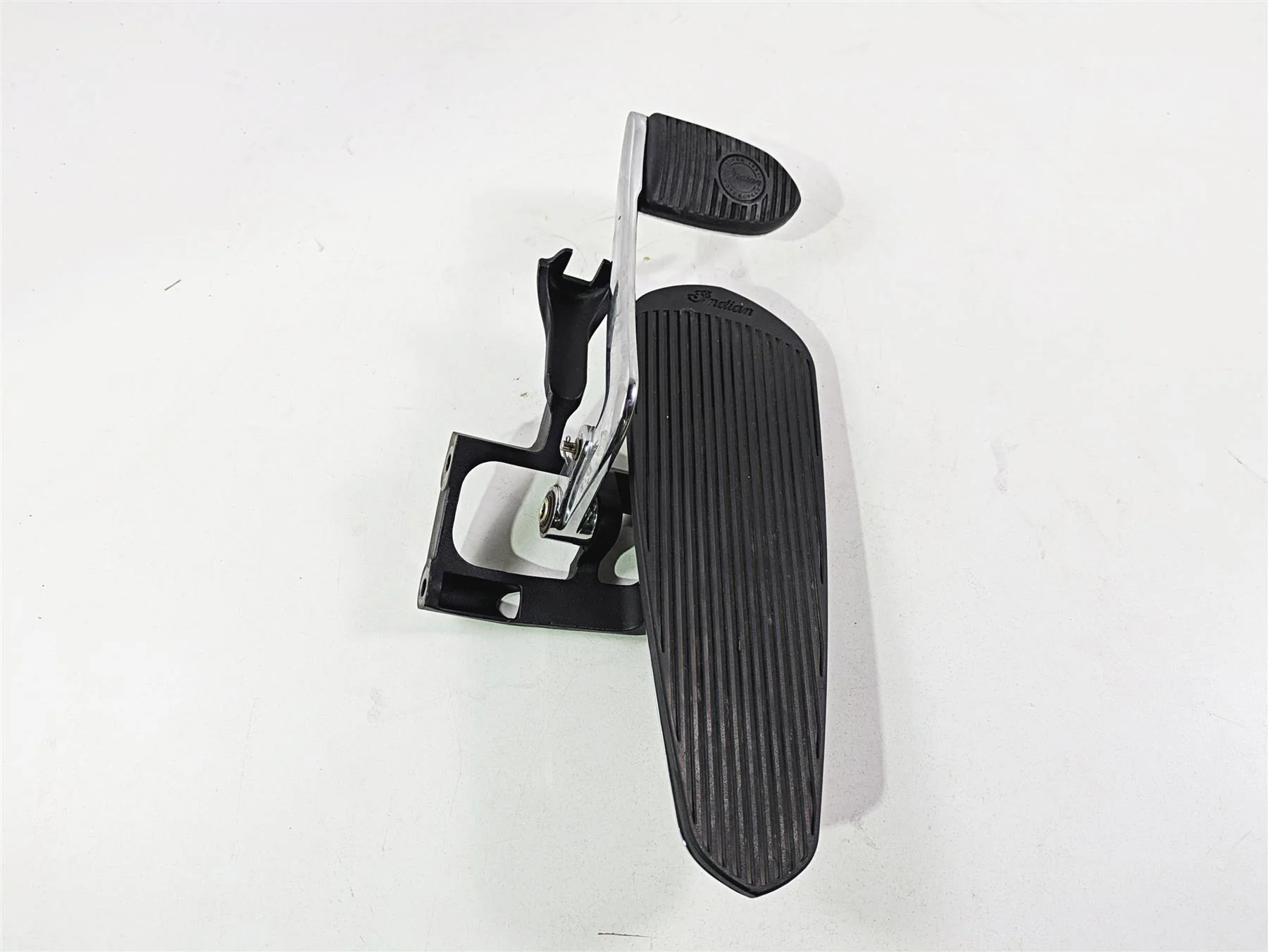 2017 Indian Chieftain Limited Right Floor Board & Brake Pedal 5138848 1019864 - Image 4