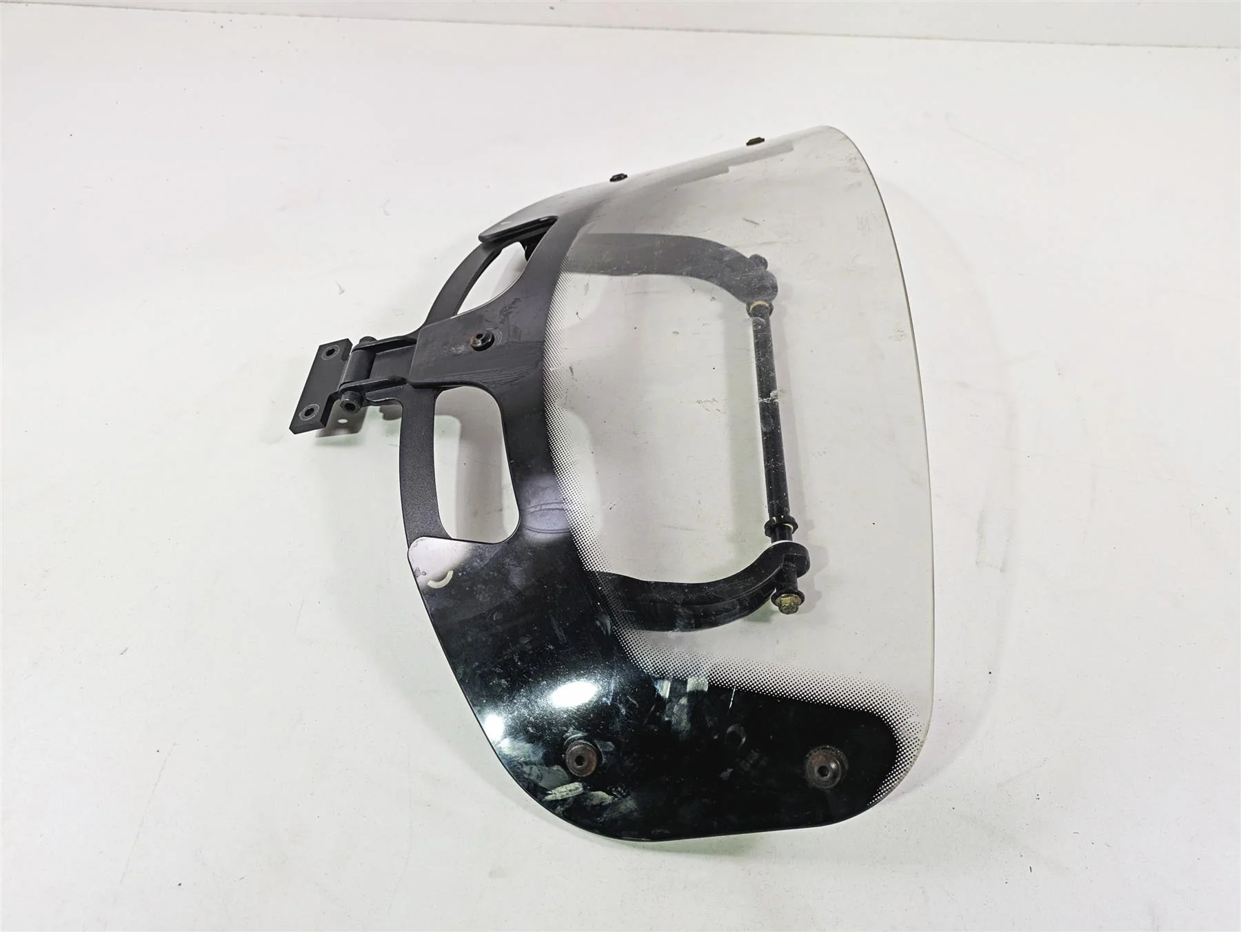 2017 Indian Chieftain Limited Windshield Short Low & Bracket 2881797 - Image 2