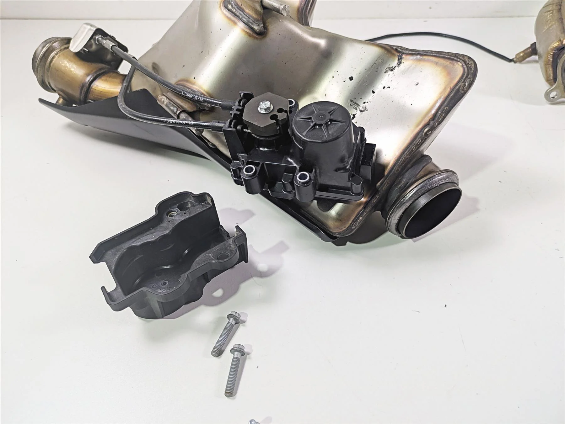 2017 KTM 1290 Super Duke GT Exhaust Chamber Header & Servo Set 61405050000 - Image 7