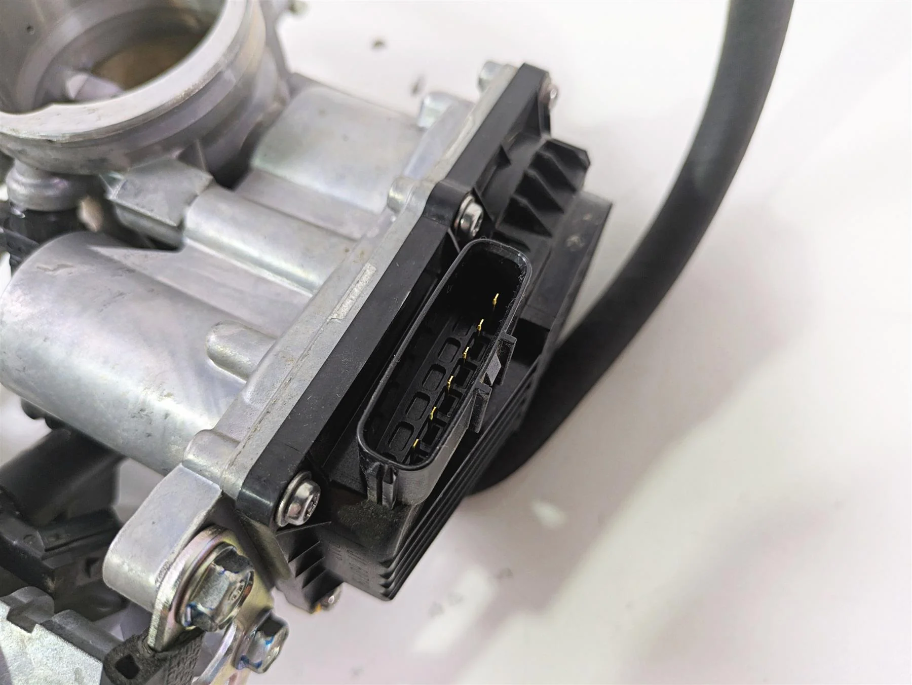 2017 KTM 1290 Super Duke GT Throttle Body Fuel Injectors Keihin 61341001000 - Image 9