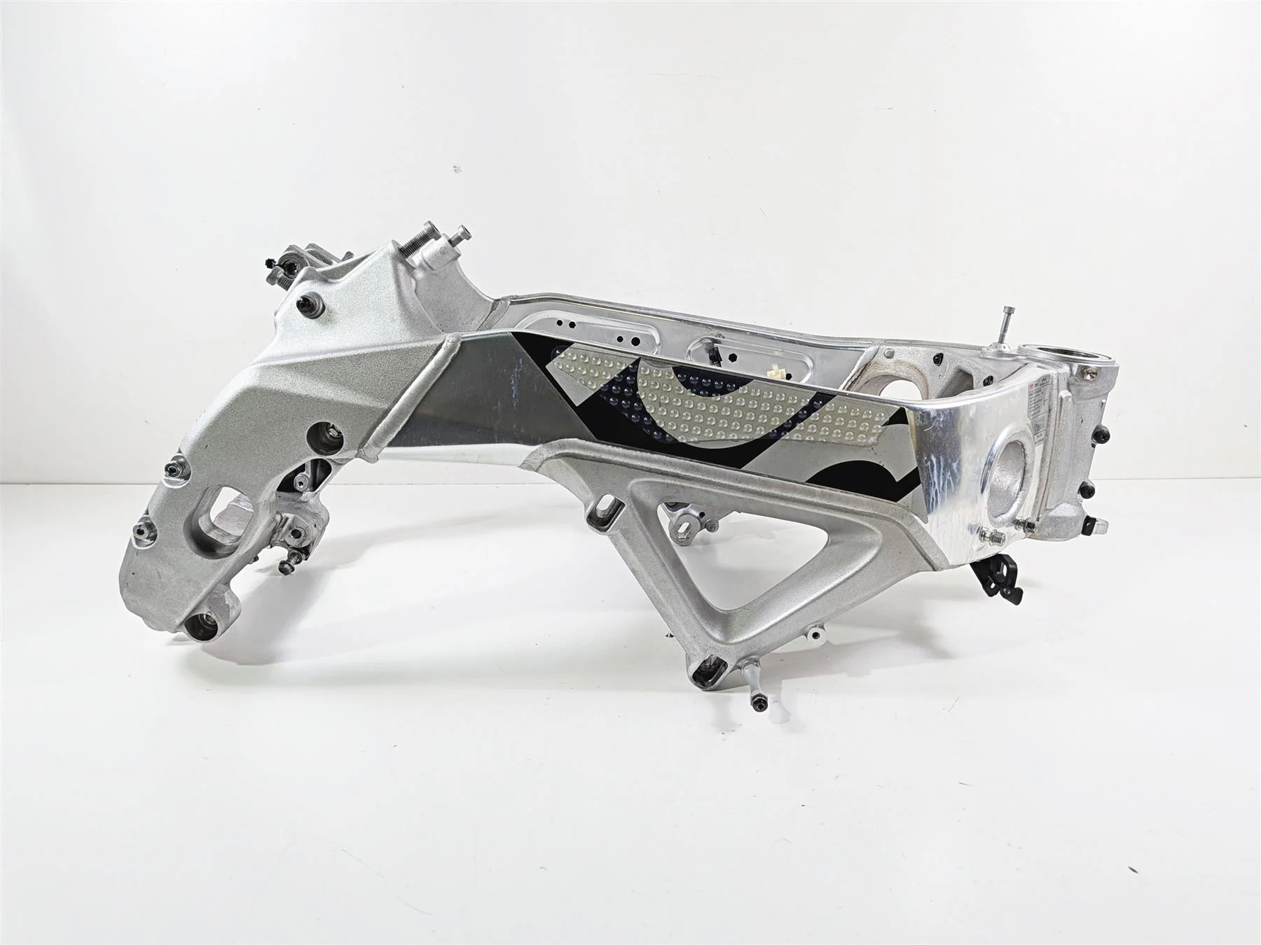 2018 Aprilia RSV4 RR Straight Main Frame Chassis With California Salvage Title 8954604 - Image 3