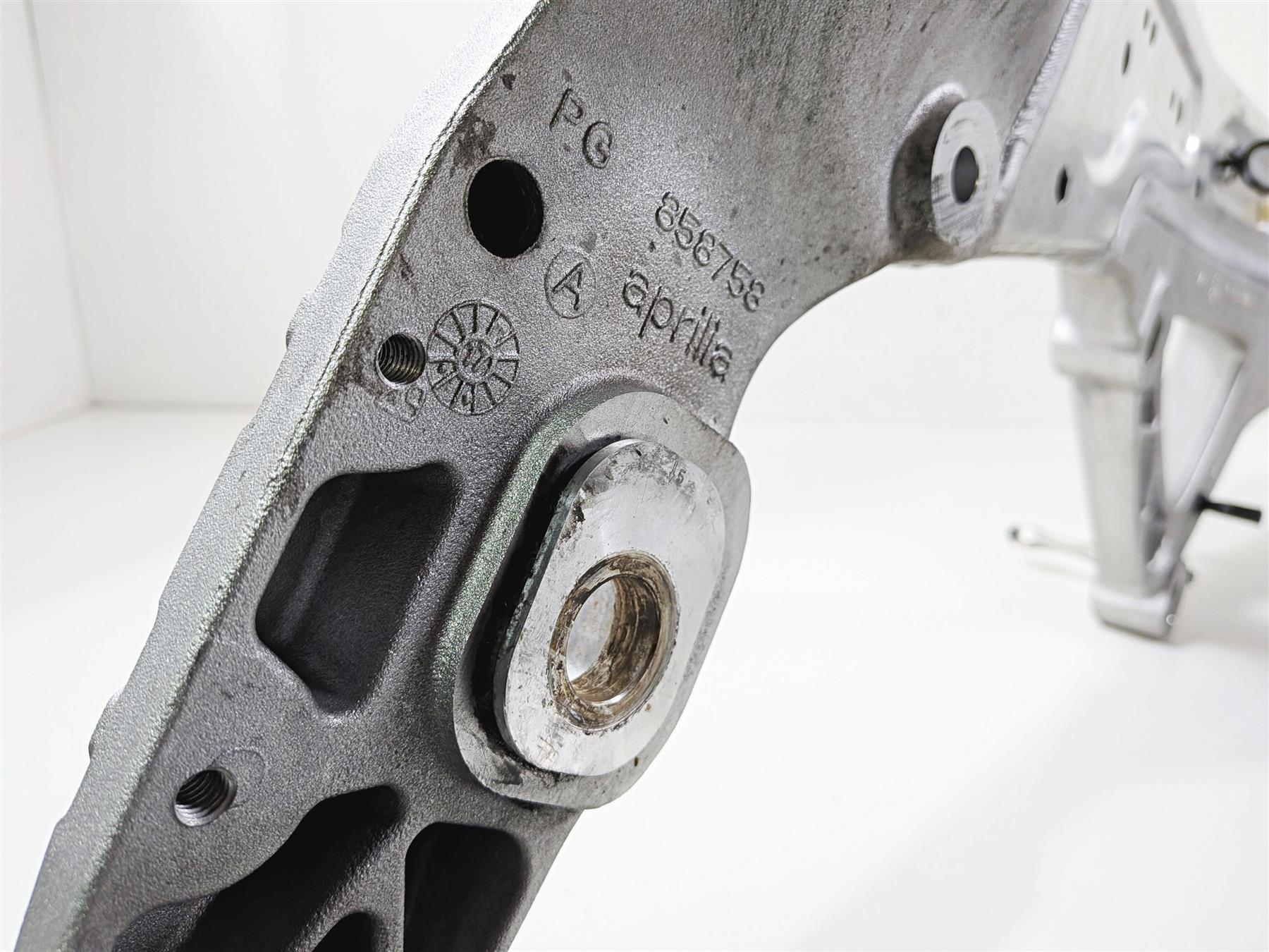 2018 Aprilia RSV4 RR Straight Main Frame Chassis With California Salvage Title 8954604 - Image 9