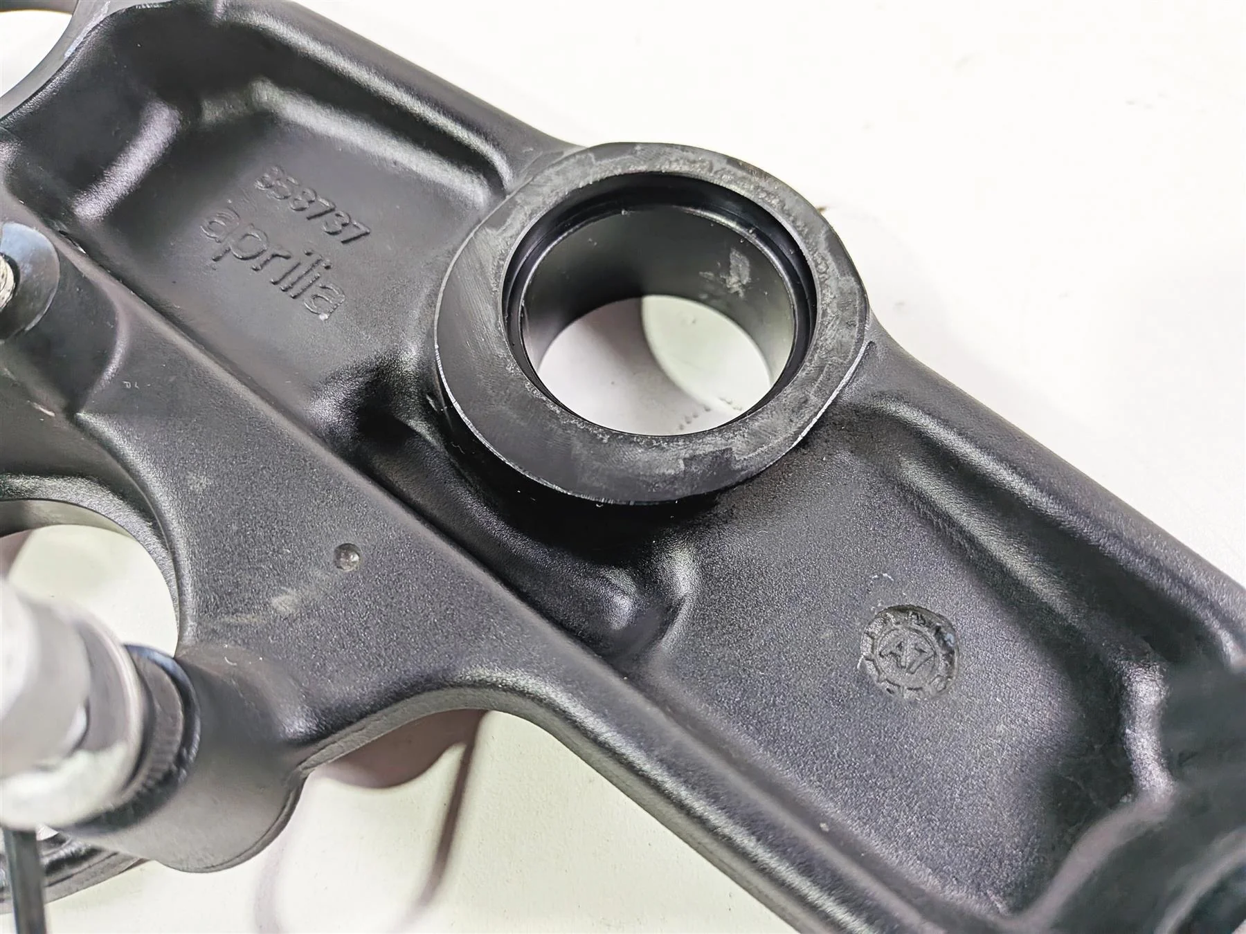 2018 Aprilia RSV4 RR Upper Triple Tree Steering Clamp 2B003830 858737 - Image 12