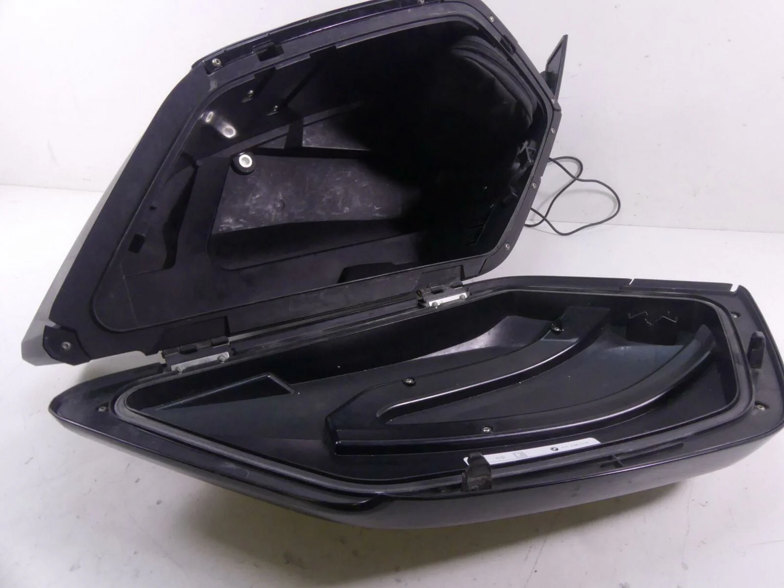 2018 BMW K1600 Bagger Right Side Saddle Bag Luggage Storage Box Case 46548551316 - Image 11