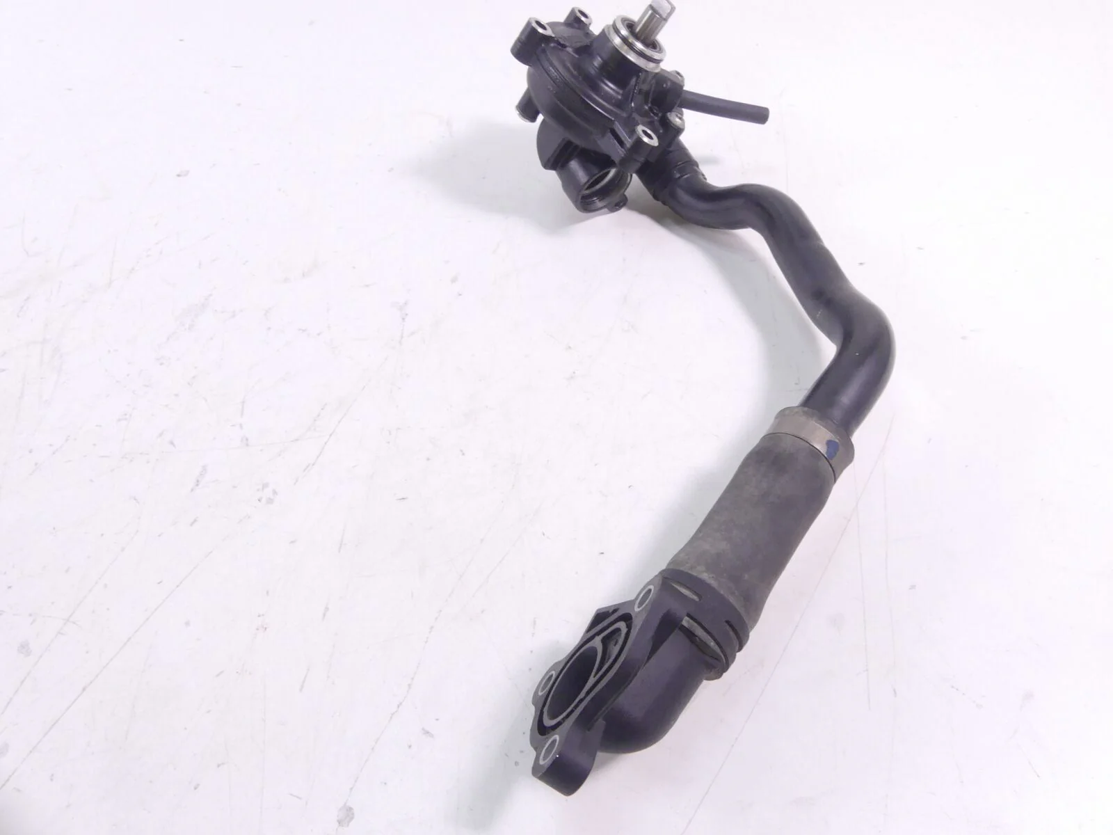 2018 BMW K1600 Bagger Water Pump + Hose 11518569272 - Image 3