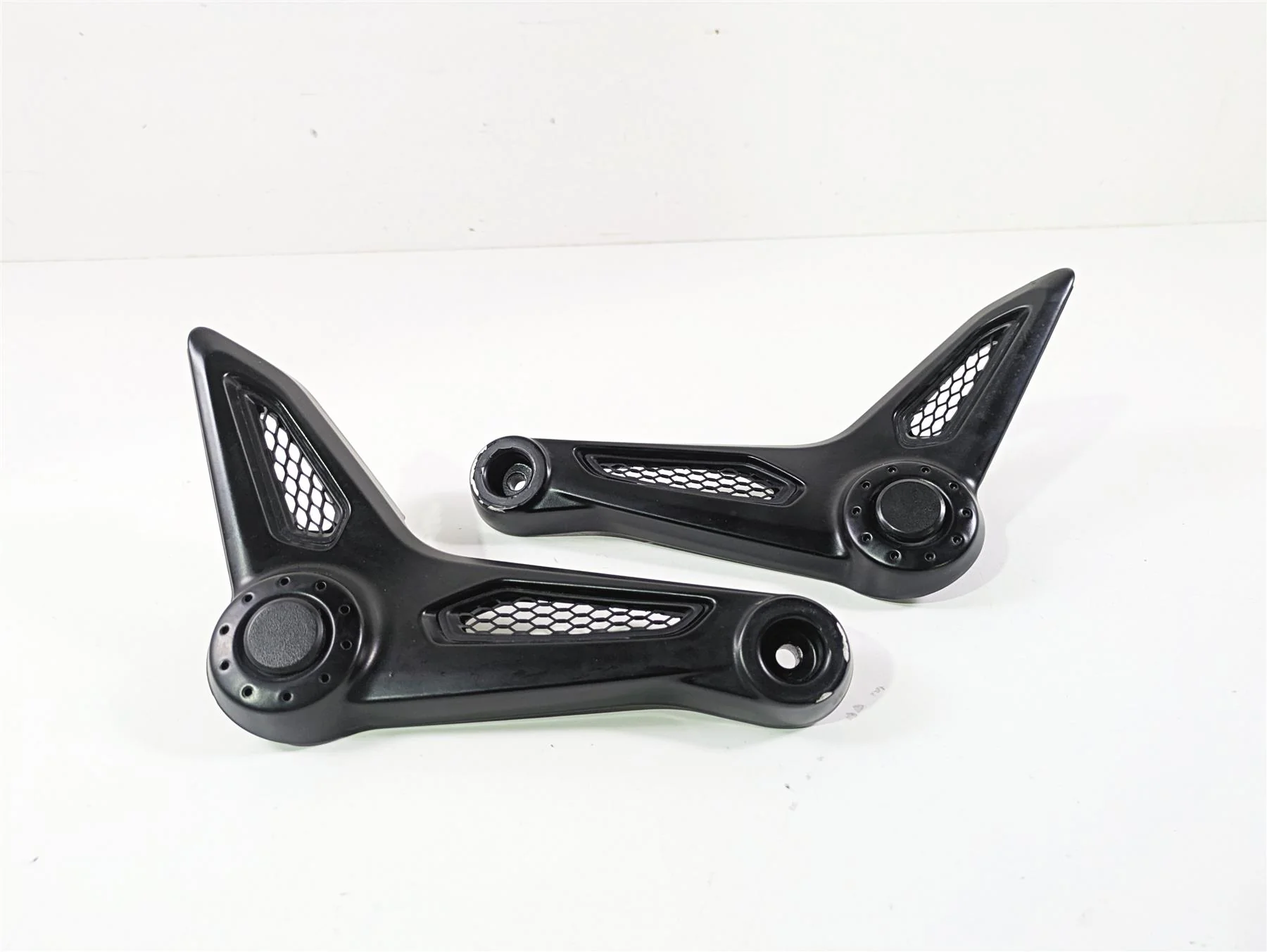 2018 BMW R nineT Urban GS K33 Seat Support Bracket Set 46638531189 46638531190 - Image 2