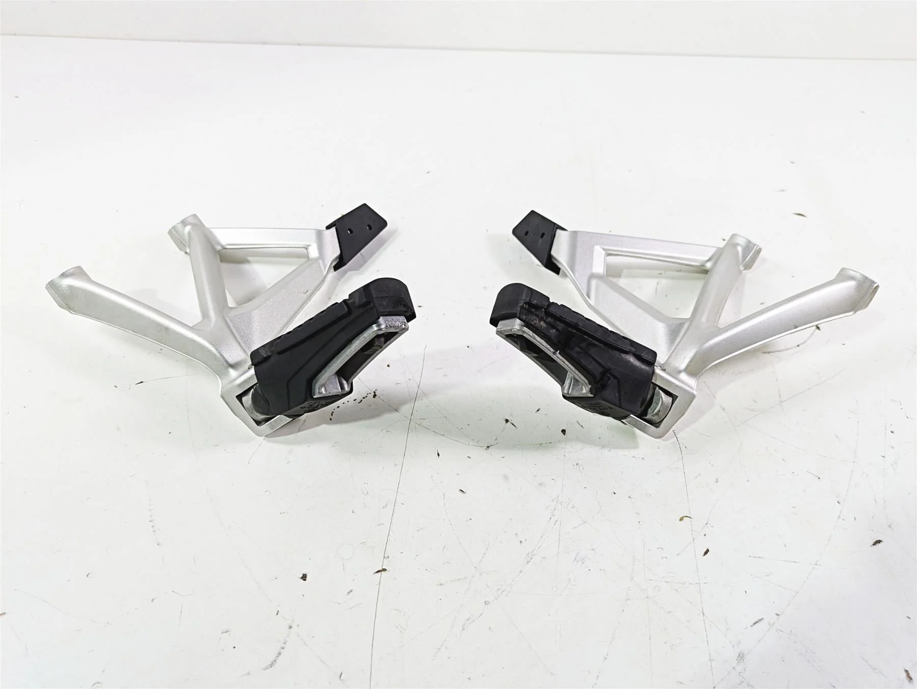 2018  BMW R1200GS GSW K50 Rear Passenger Footpeg Set 46718528793 46718528794 - Image 2