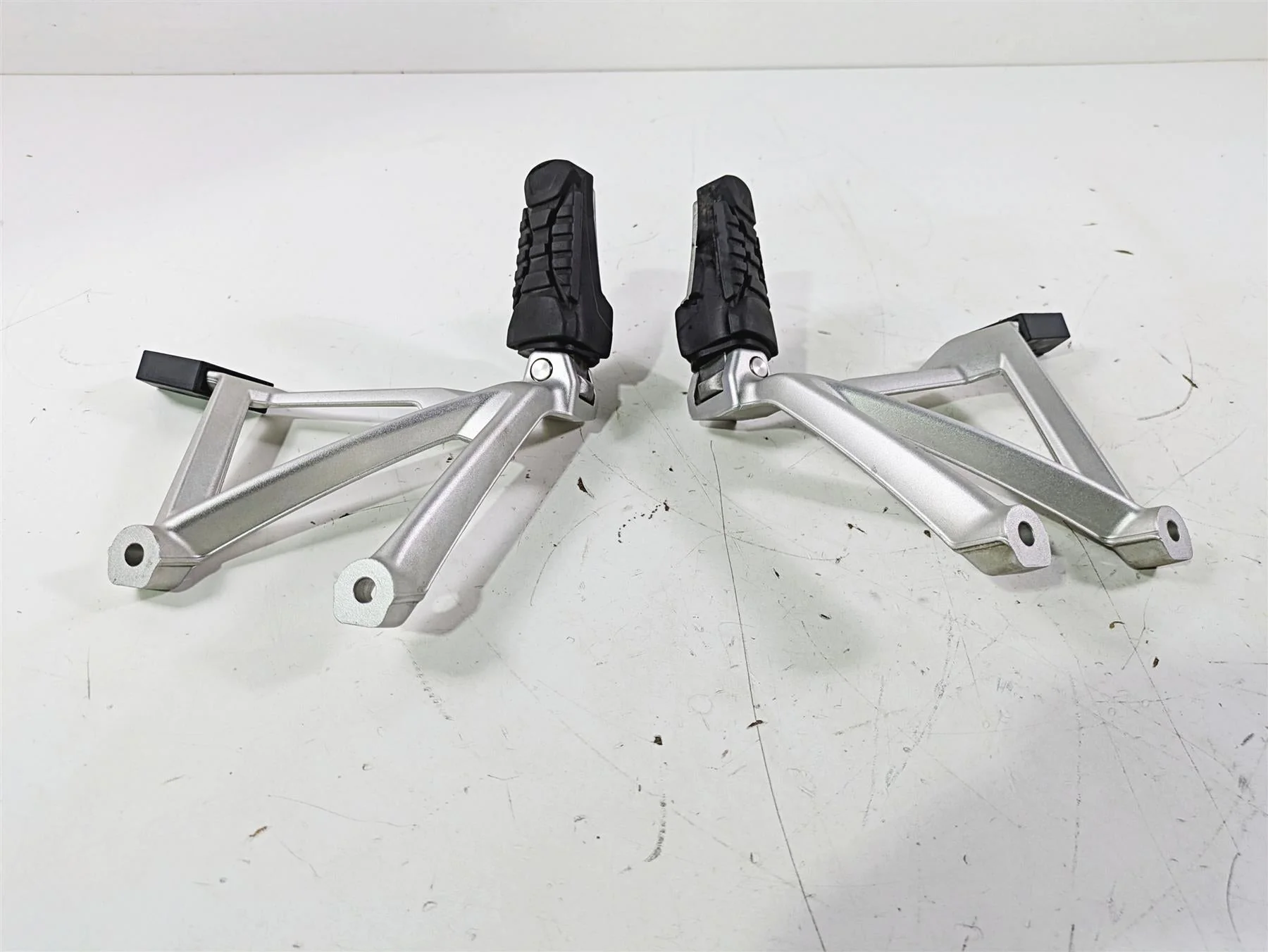 2018  BMW R1200GS GSW K50 Rear Passenger Footpeg Set 46718528793 46718528794 - Image 3