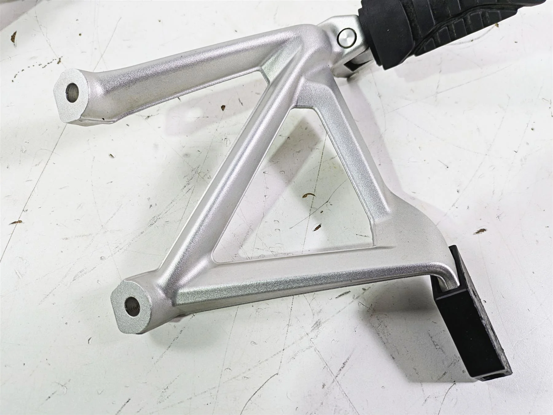 2018  BMW R1200GS GSW K50 Rear Passenger Footpeg Set 46718528793 46718528794 - Image 4