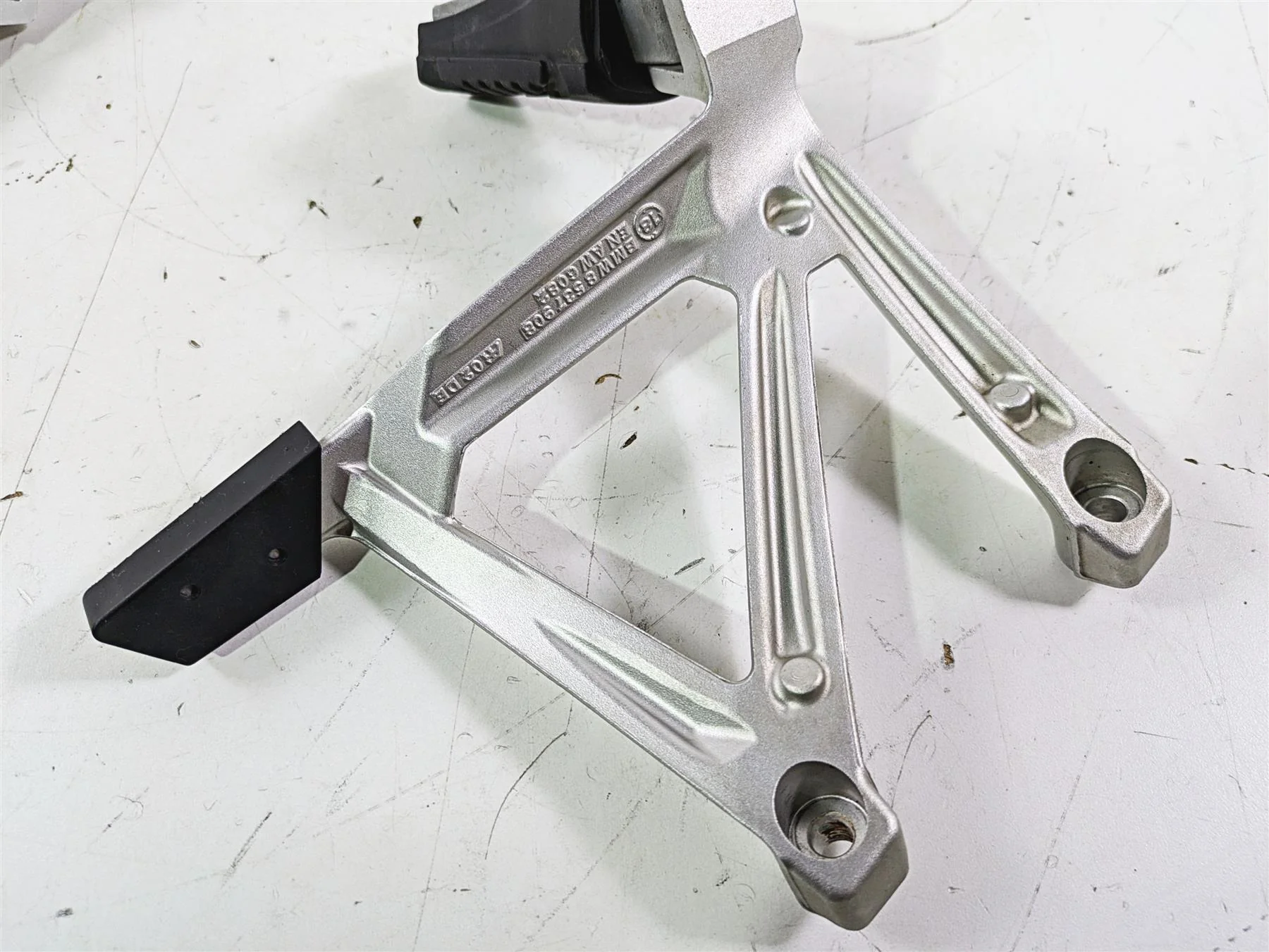 2018  BMW R1200GS GSW K50 Rear Passenger Footpeg Set 46718528793 46718528794 - Image 5