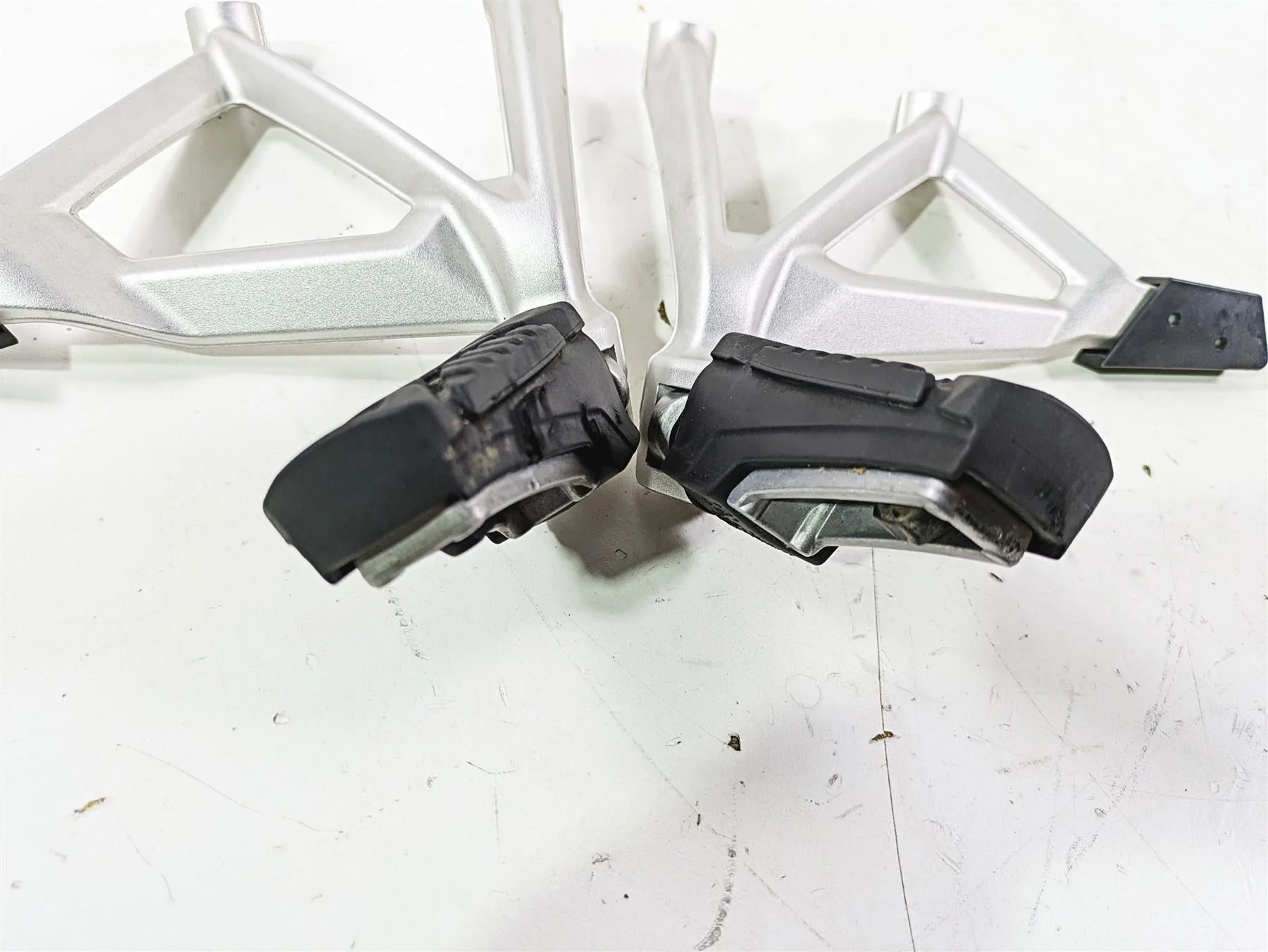 2018  BMW R1200GS GSW K50 Rear Passenger Footpeg Set 46718528793 46718528794 - Image 9