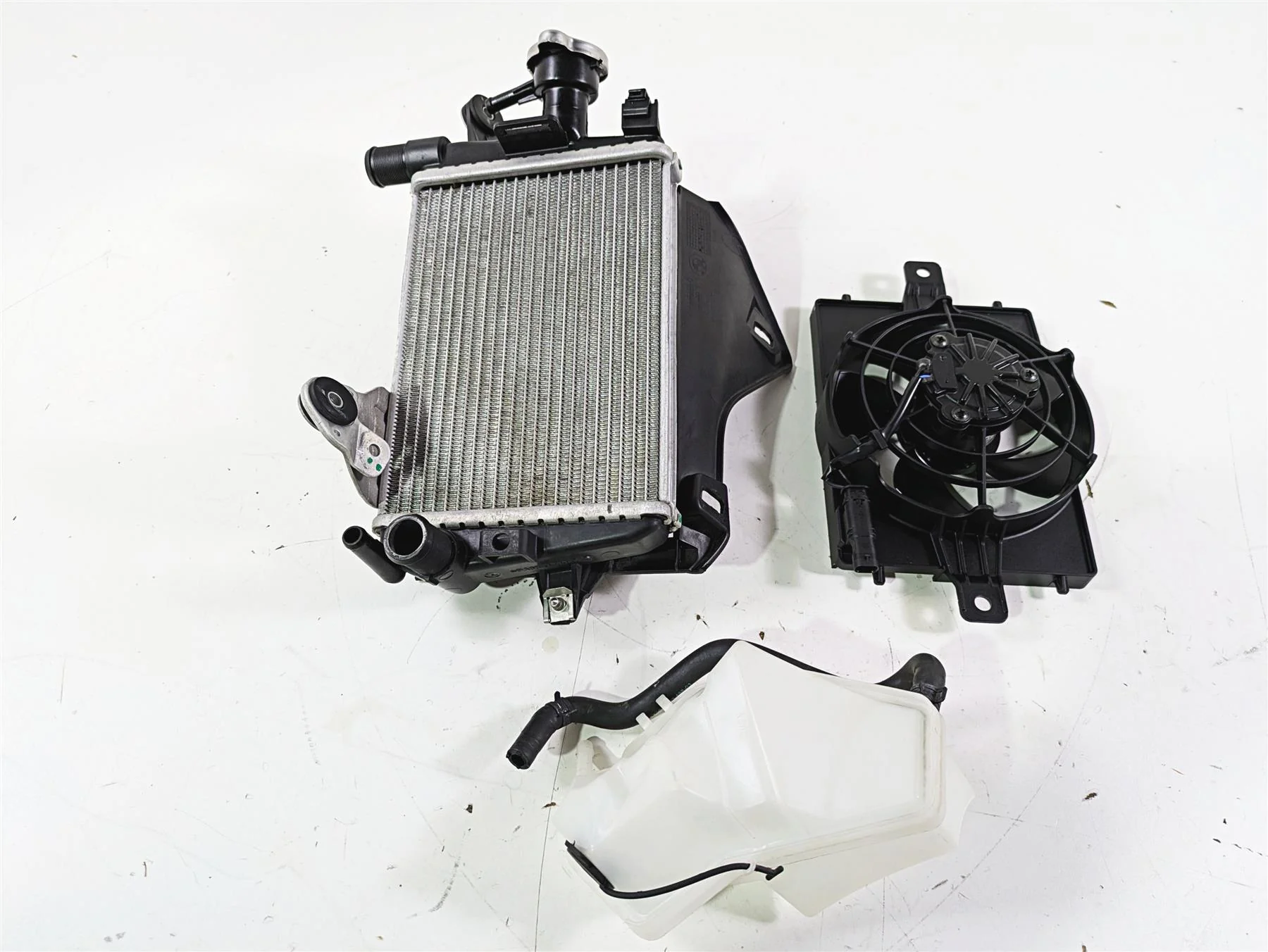2018  BMW R1200GS GSW K50 Right Radiator + Reservoir Fan & Cover Set 17118546416