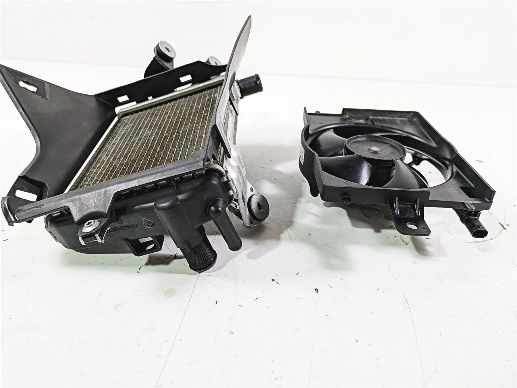 2018  BMW R1200GS GSW K50 Right Radiator + Reservoir Fan & Cover Set 17118546416 - Image 3