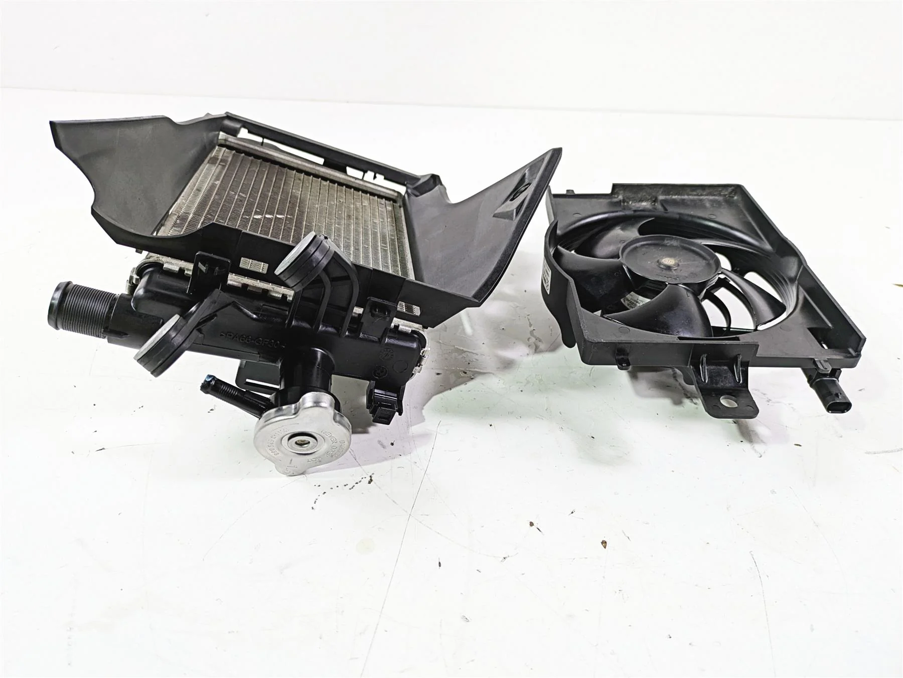 2018  BMW R1200GS GSW K50 Right Radiator + Reservoir Fan & Cover Set 17118546416 - Image 5