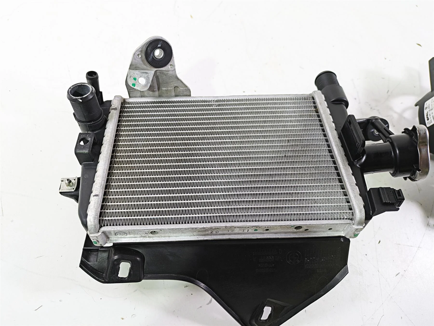 2018  BMW R1200GS GSW K50 Right Radiator + Reservoir Fan & Cover Set 17118546416 - Image 7