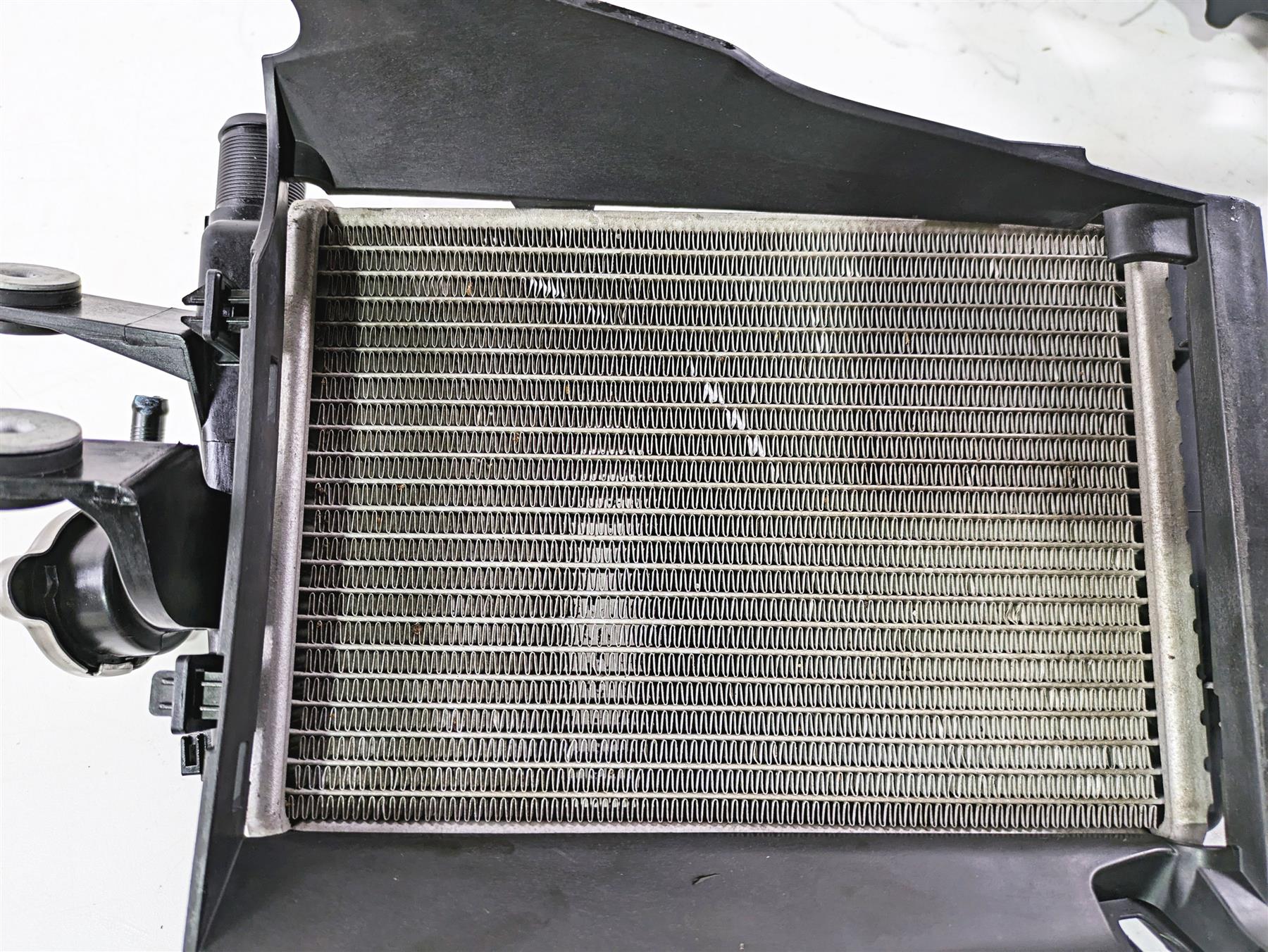 2018  BMW R1200GS GSW K50 Right Radiator + Reservoir Fan & Cover Set 17118546416 - Image 8