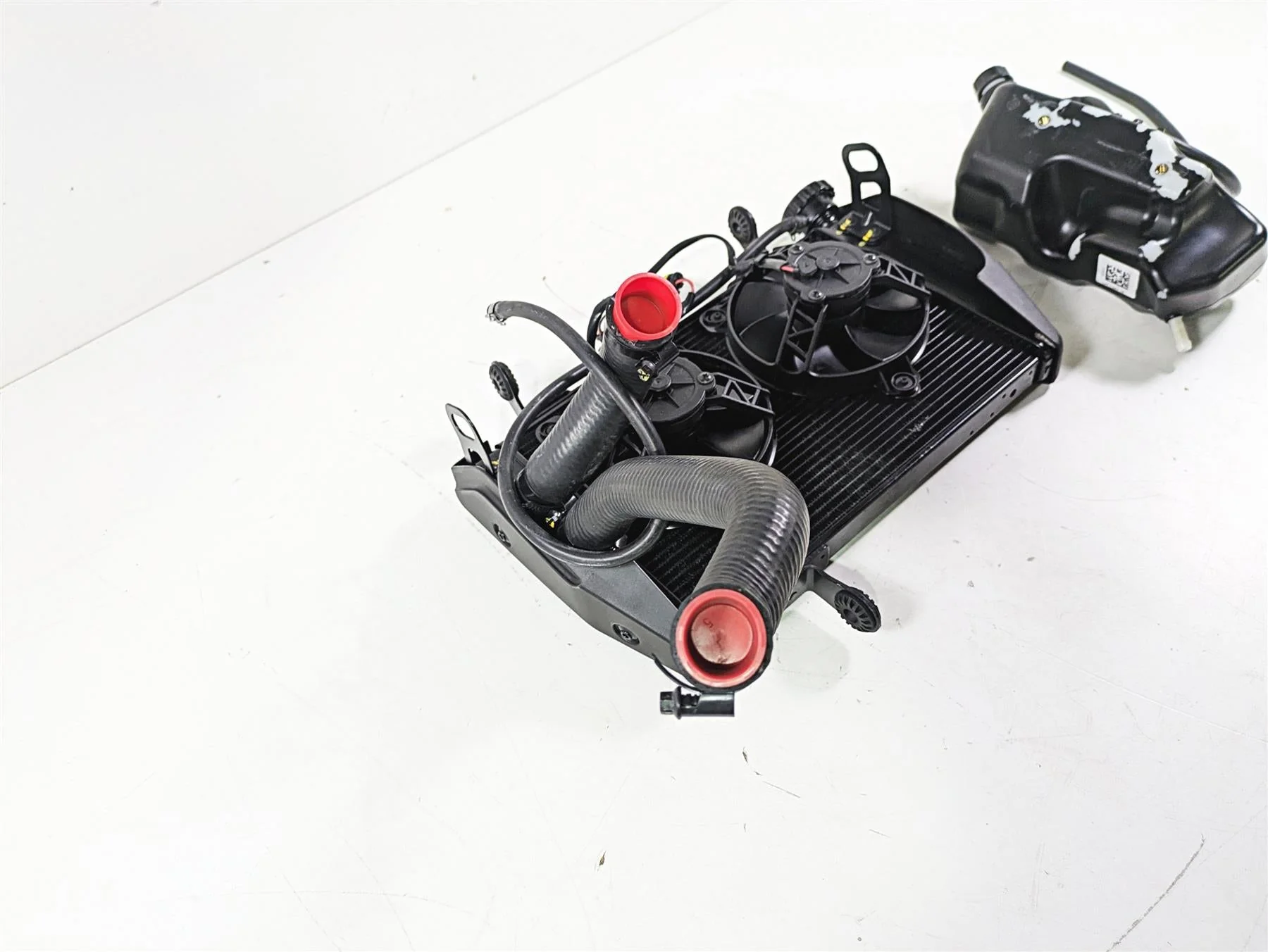 2018 Ducati Hypermotard 939 SP Radiator Fans Reservoir Hoses Set 54840981D - Image 3