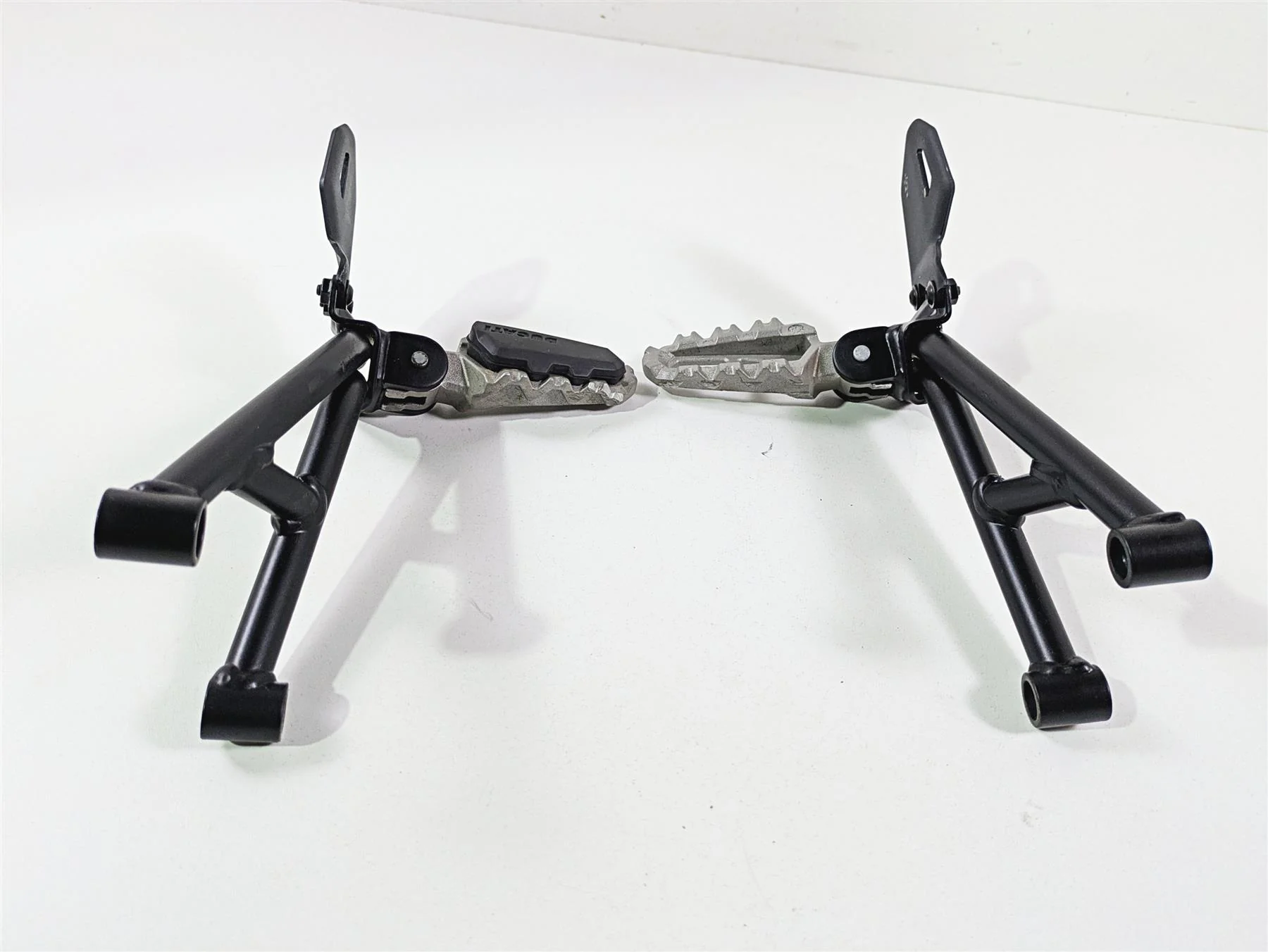 2018 Ducati Scrambler Desert Sled 800 Rear Passenger Footpeg Rest Set 46510742BA - Image 2