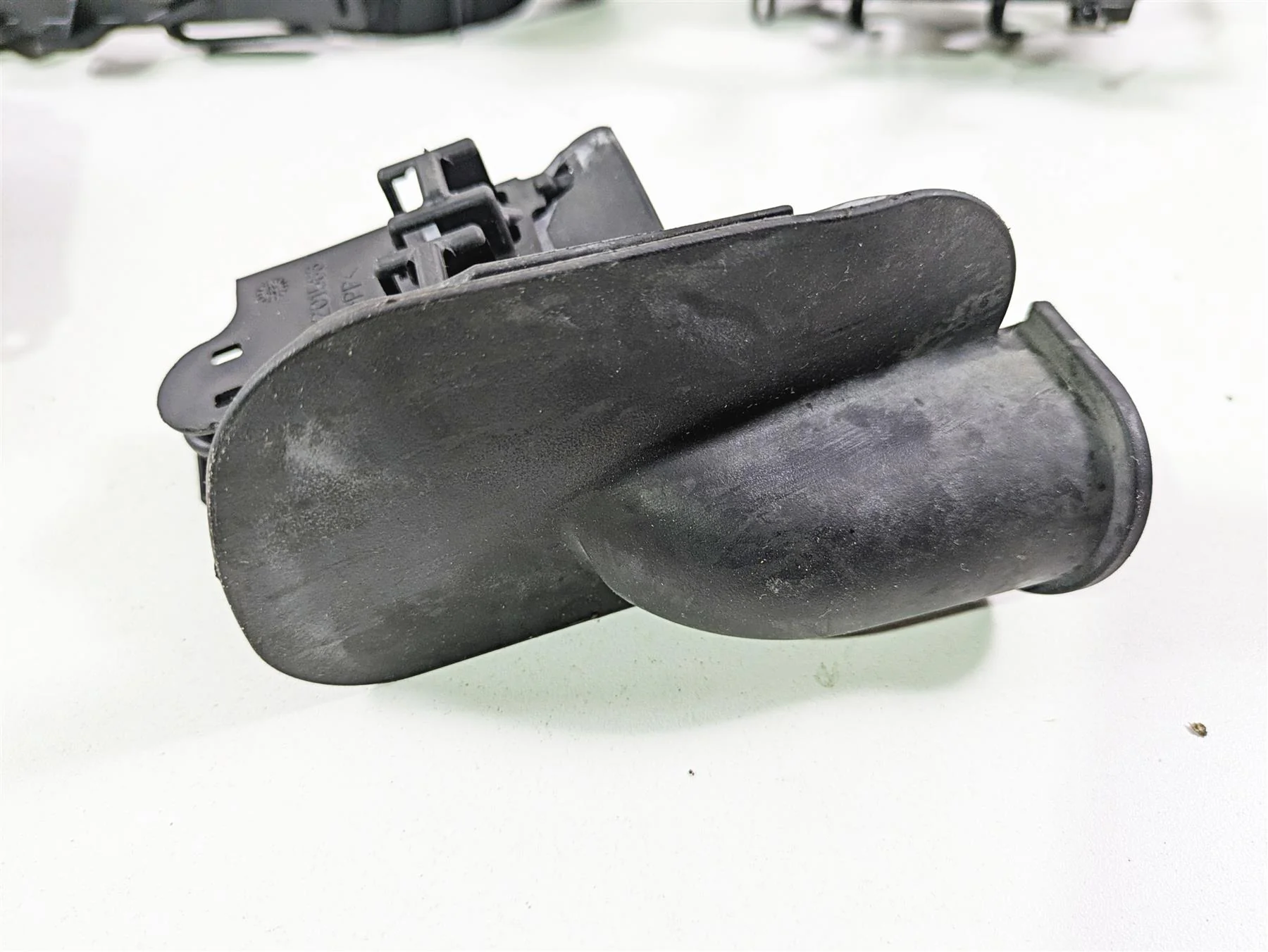 2018 Harley FLHCS Softail Heritage 115th Plastic Electric Holder Set 69201675 - Image 11