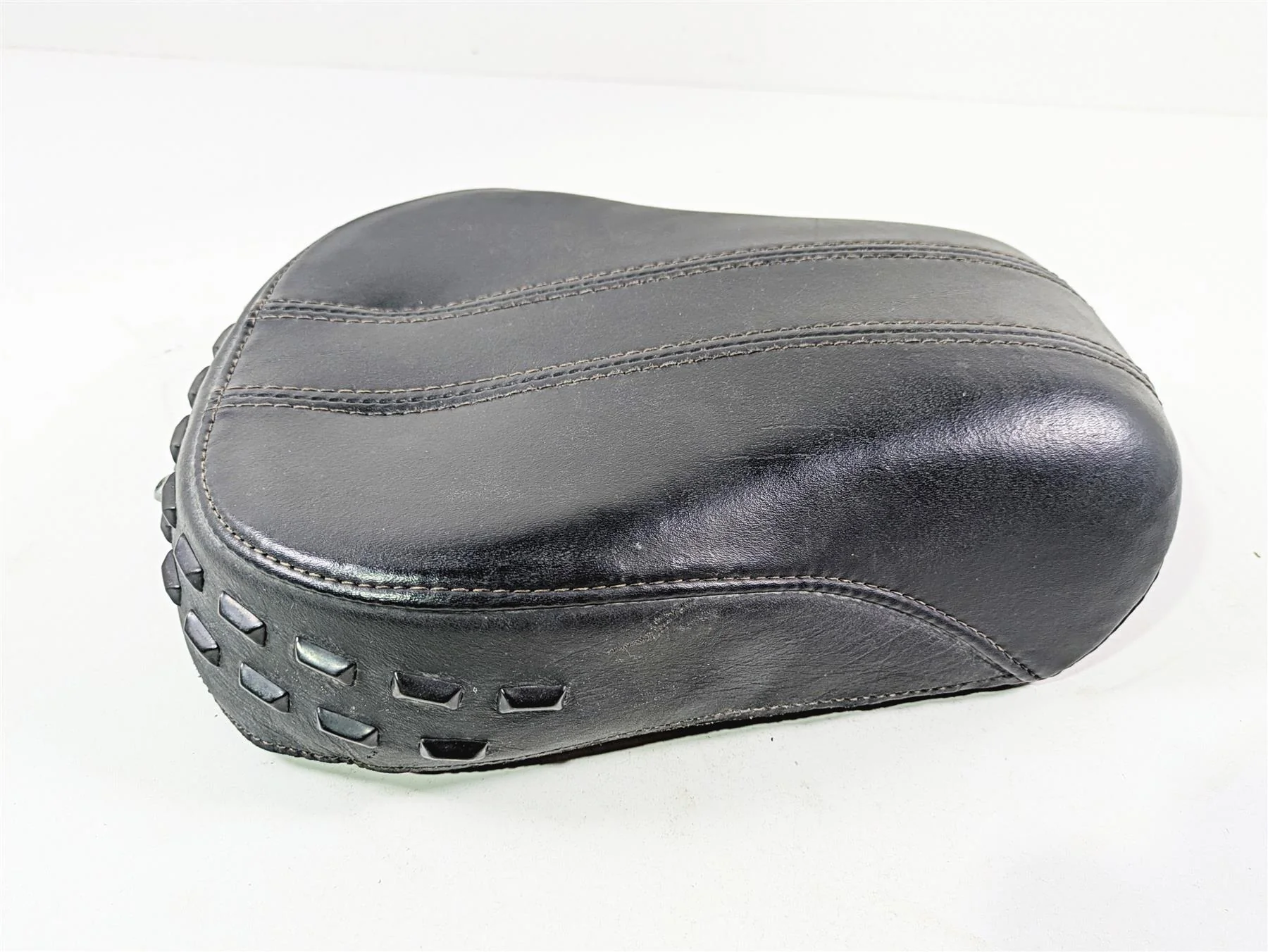 2018 Harley FLHCS Softail Heritage 115th Rear Passenger Seat - No Tears 52400148
